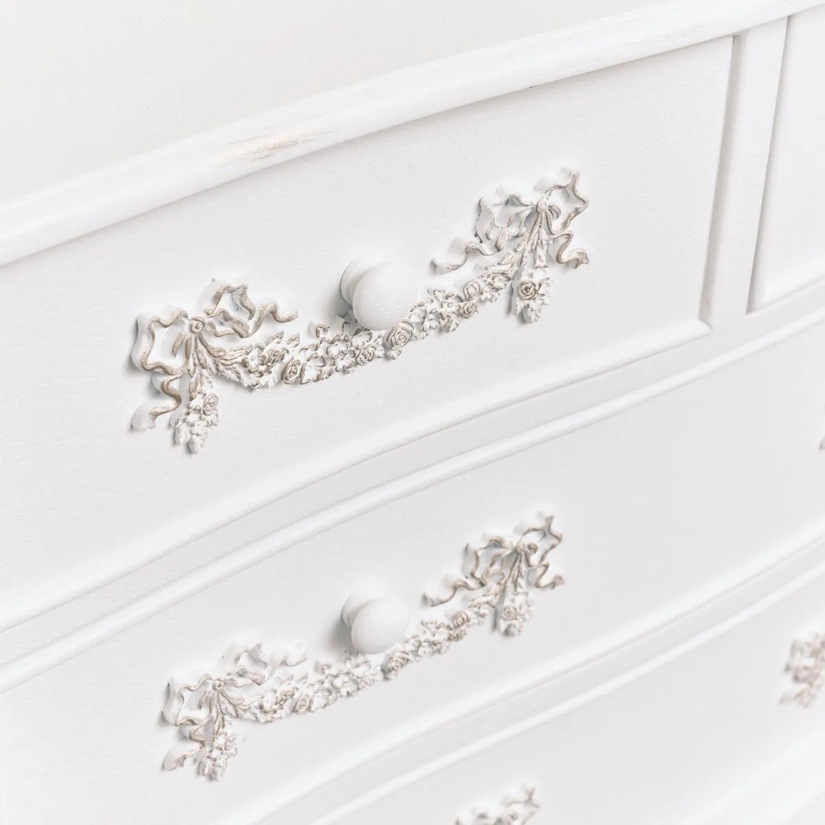 Melody Maison Antique White 4 Drawer Chest Of Drawer & Pair Of 3 Drawer Bedside Tables - Pays Blanc Range 2