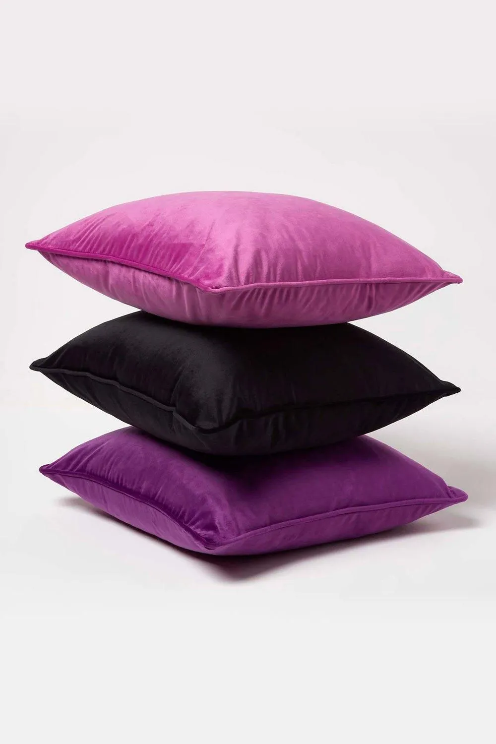 Homescapes Filled Velvet Cushion with Piped Edge 46 x 46 cm in Black 6