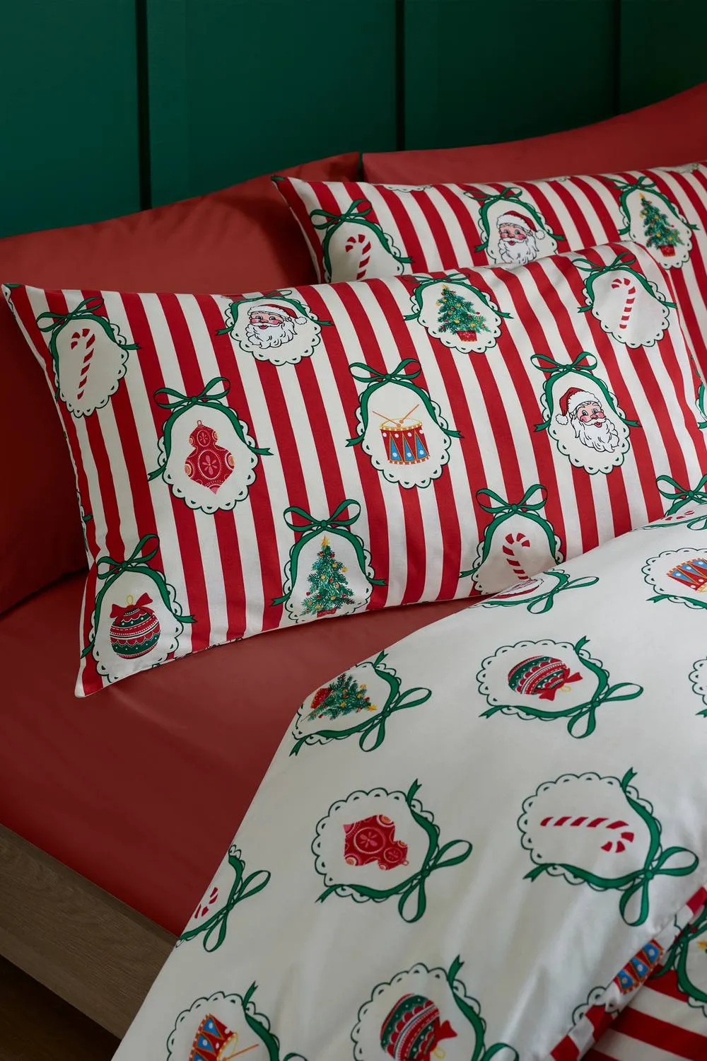 Catherine Lansfield Christmas Vintage Stripe Reversible Duvet Cover Set in Red 3