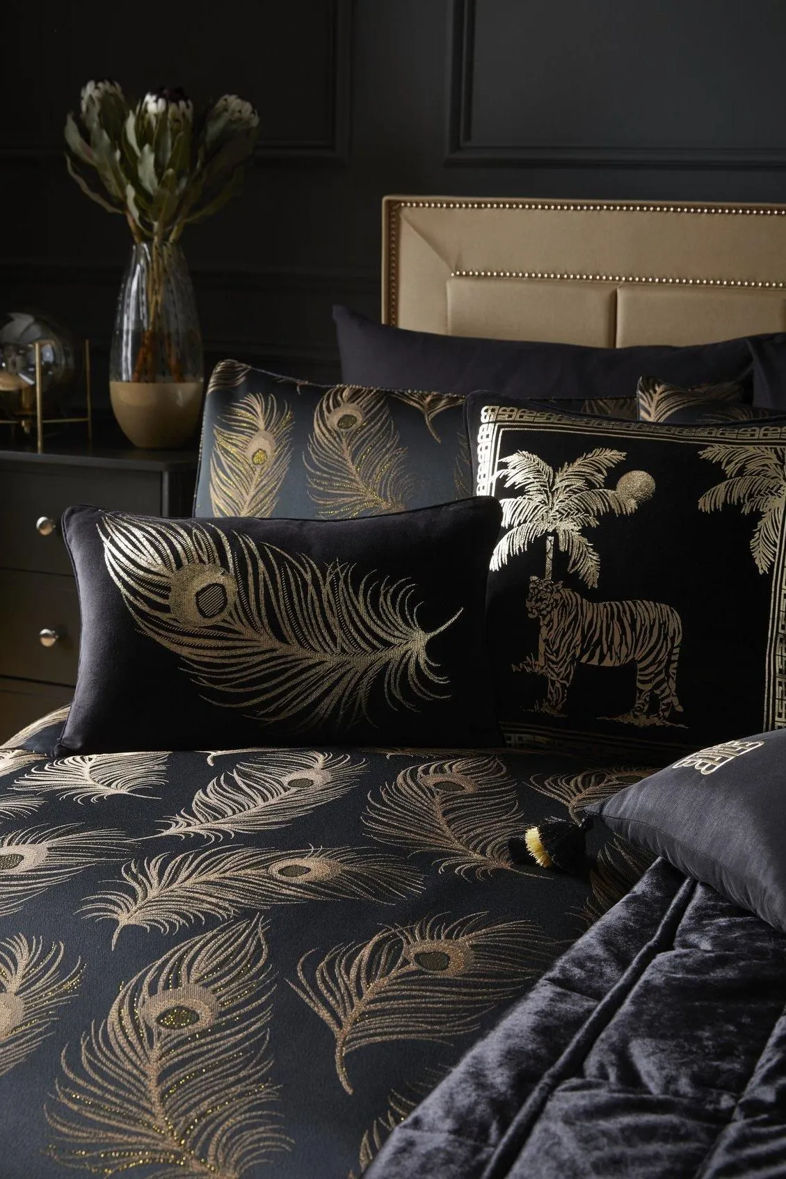 Laurence Llewelyn-Bowen 'Dandy' Decadent Metallic Feather Design Duvet Cover Set in Black 3