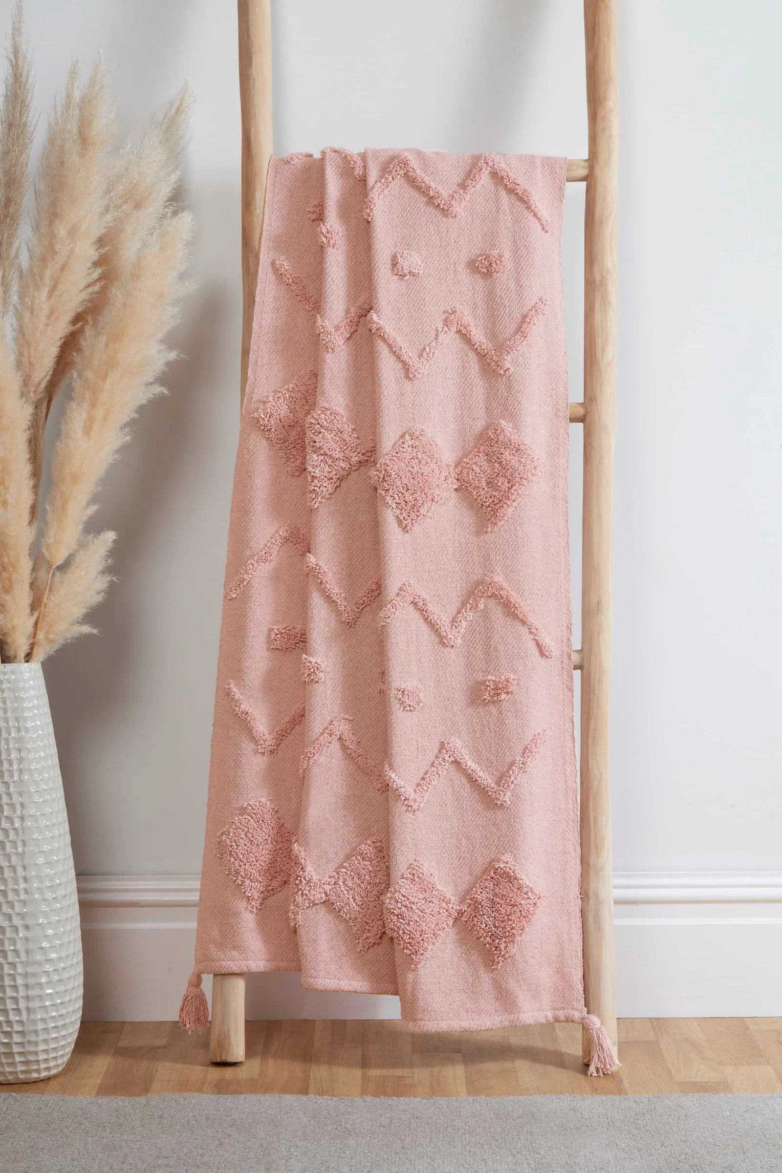 Rapport Home Juniper Cotton Tufted Patterned Throw in Dusty Pink