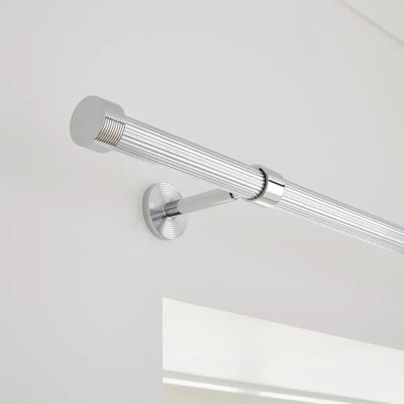 Trinity Ribbed Extendable Metal Eyelet Curtain Pole 1