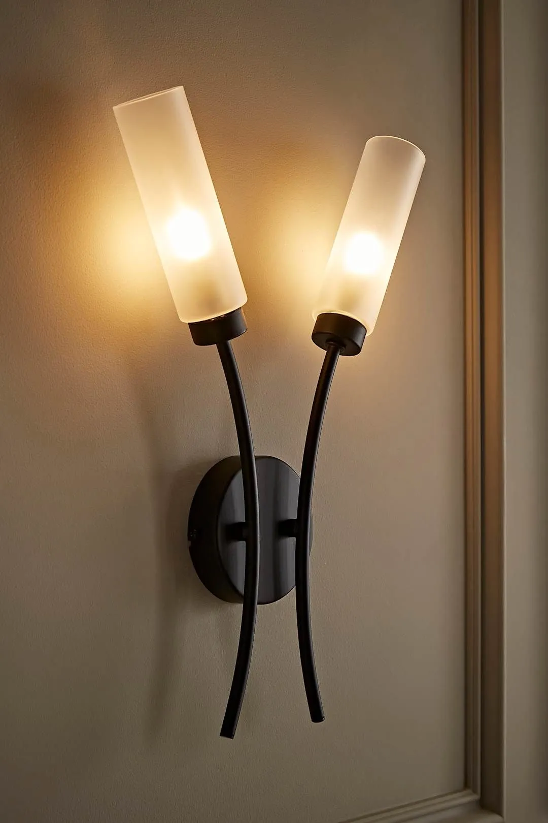 ValueLights Maya 2 Way Curved Upright Reed Shaded Wall Light in Black 1