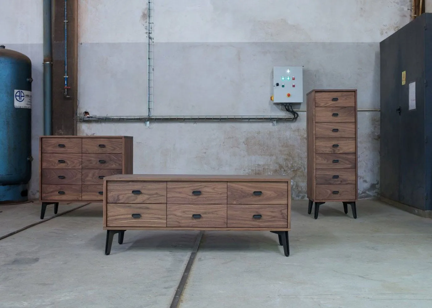 De La Espada McQueen 8 Drawer Chest Walnut 2