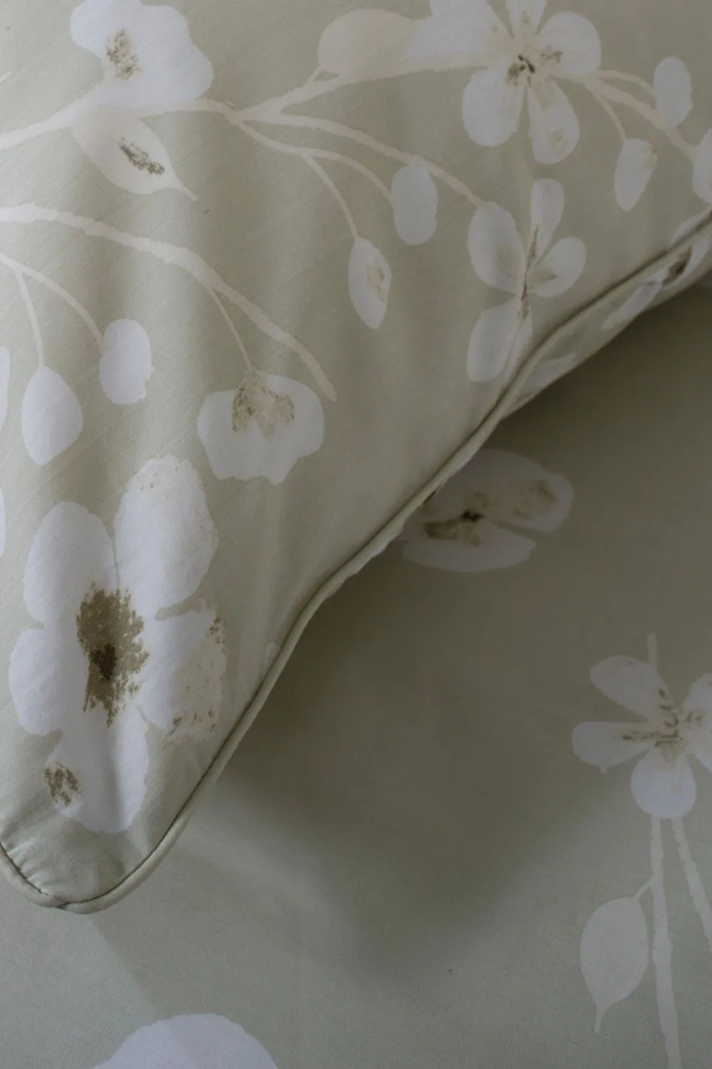 The Lyndon Company Petite Fleure Printed 100% Cotton Duvet Cover Set with Piped Edges in Natural 3