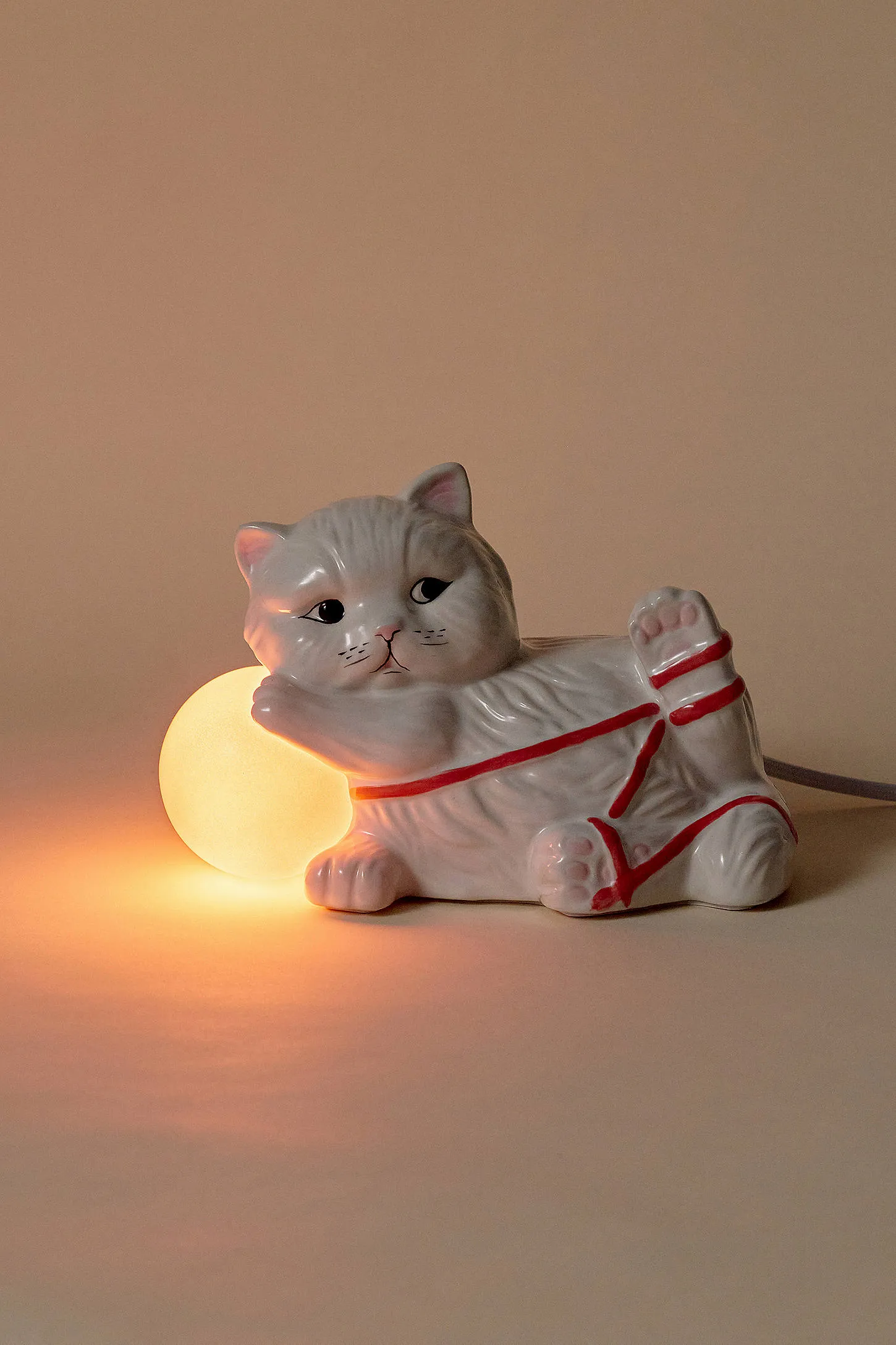 Cat In Yarn Table Lamp