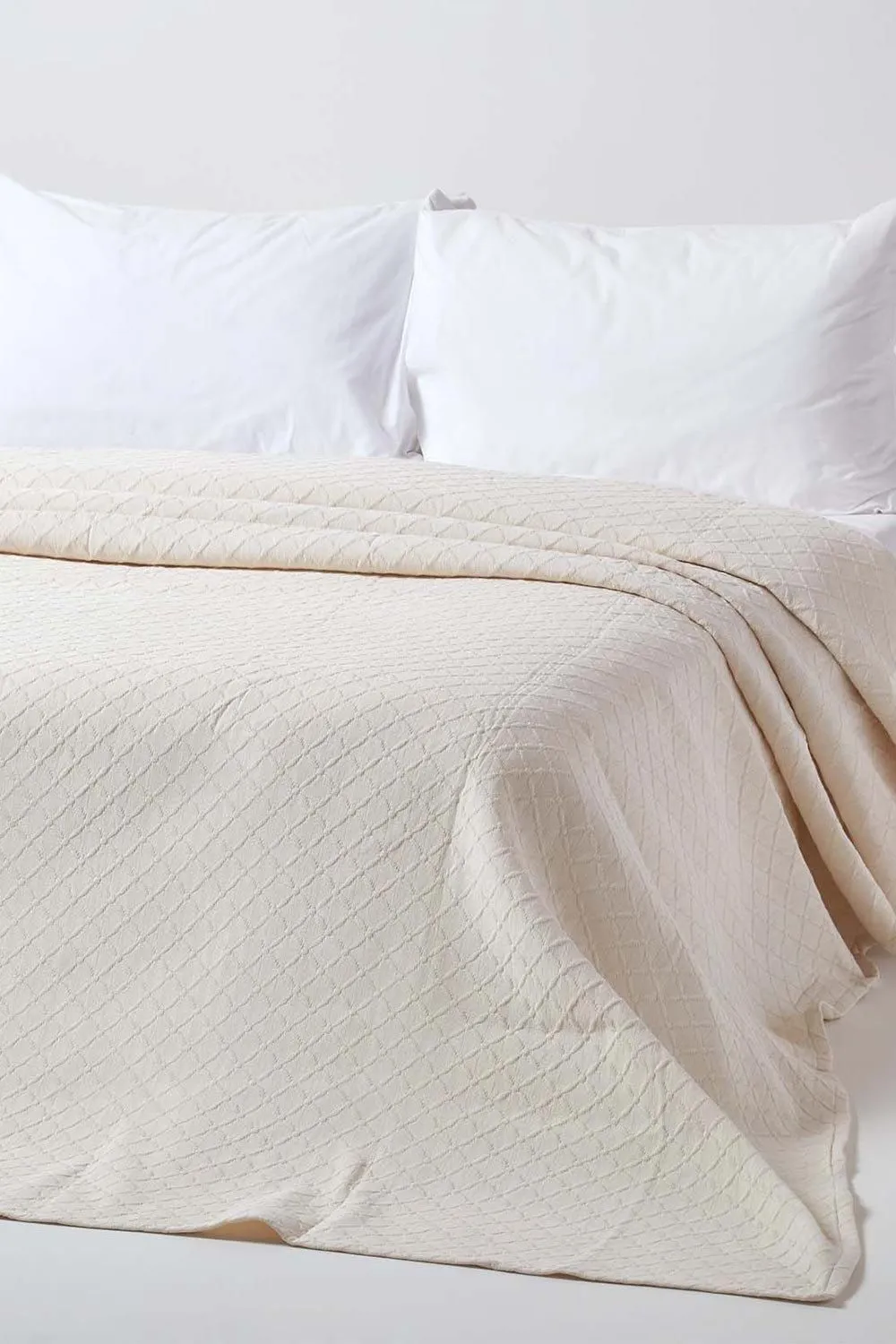 Homescapes Cotton Contemporary Diamond Pattern Bedspread in Cream