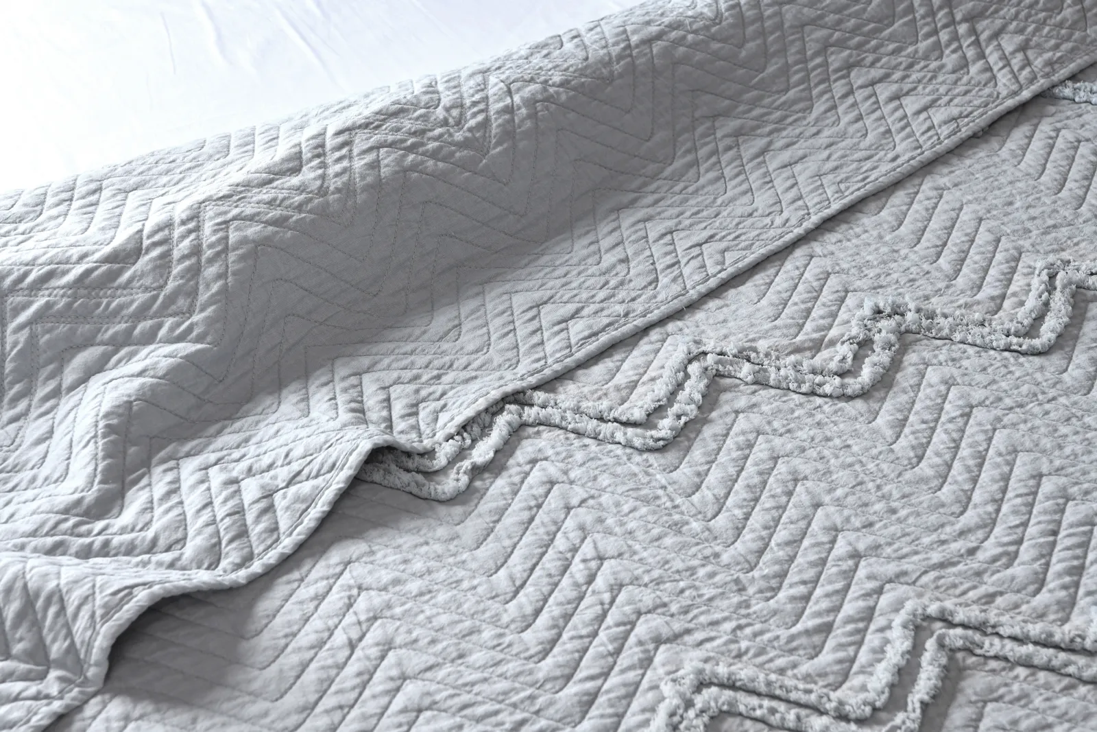 Smart Living Luxurious Zig-Zag Polyester Bedspread - Soft, Stylish, & Durable in Grey 3