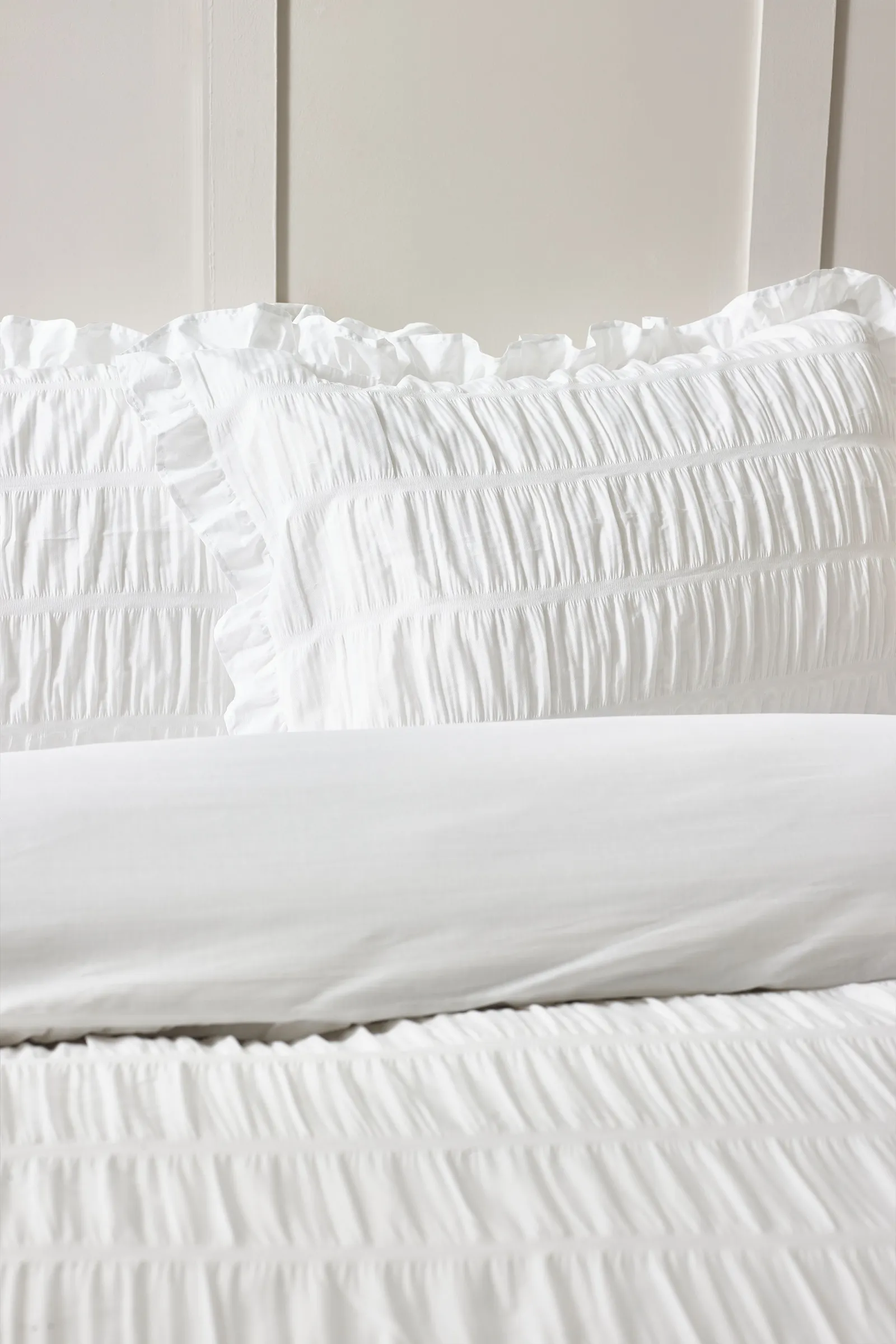 Catherine Lansfield 'Seersucker Frill' Duvet Cover Set in White 2