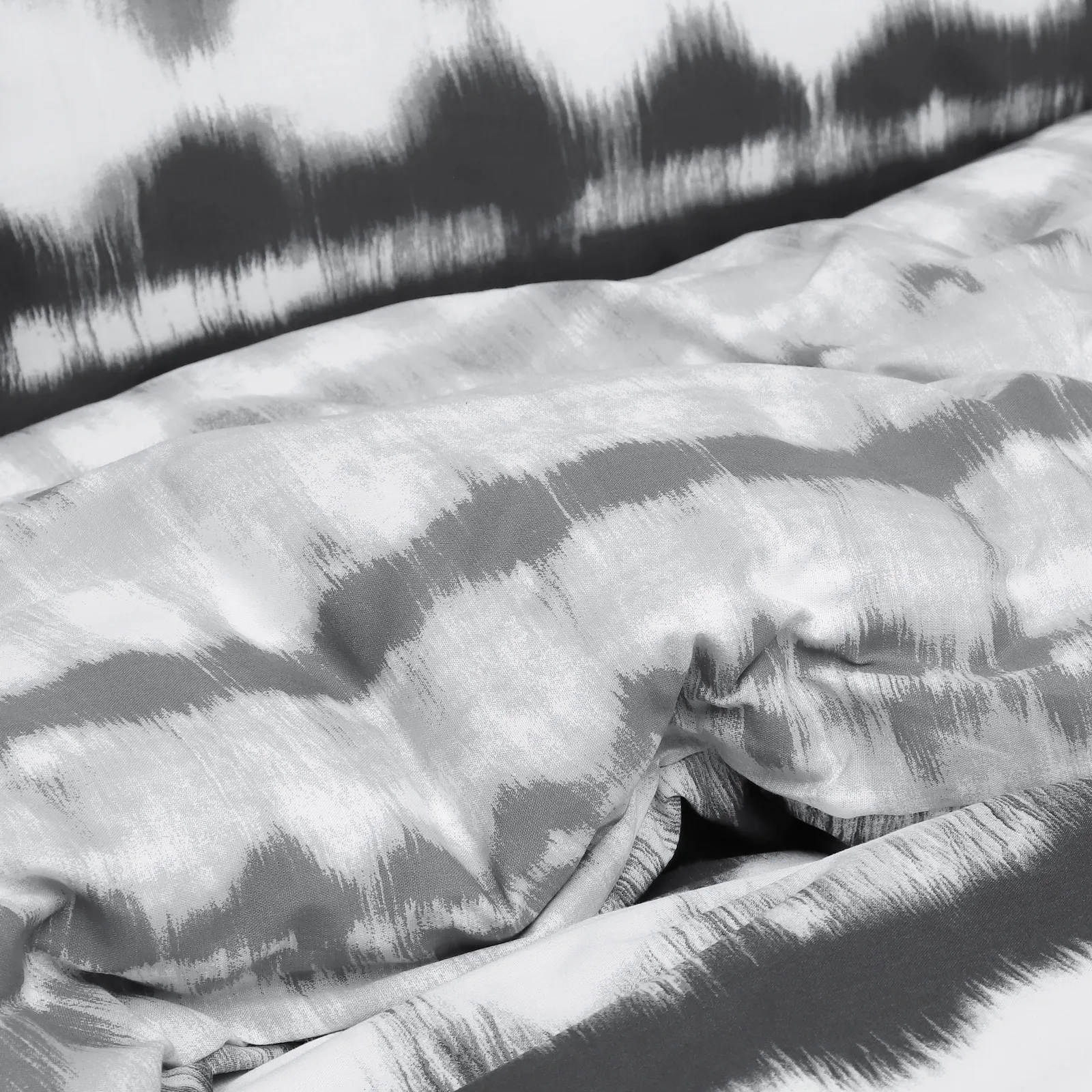 Smart Living Printed Reversible Polycotton Tiedye Tassel Trim Duvet Cover With Pillowcases in Black 3