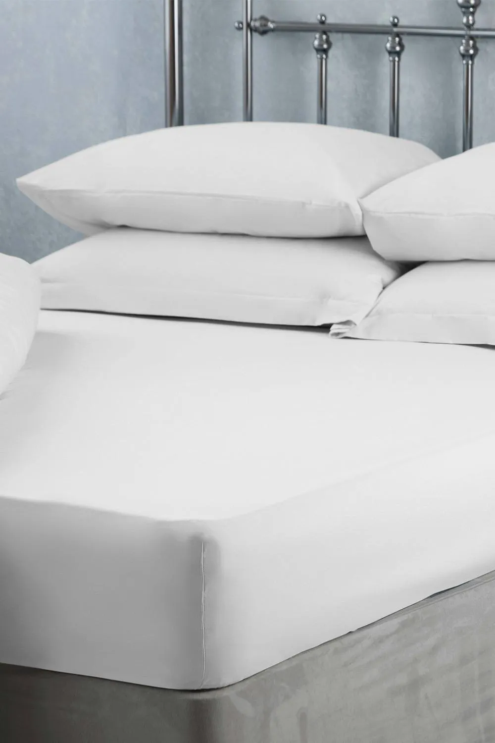 Belledorm Easy Care 200 Thread Count Cotton Polyester Percale 28cm Fitted Sheet in Teal 2