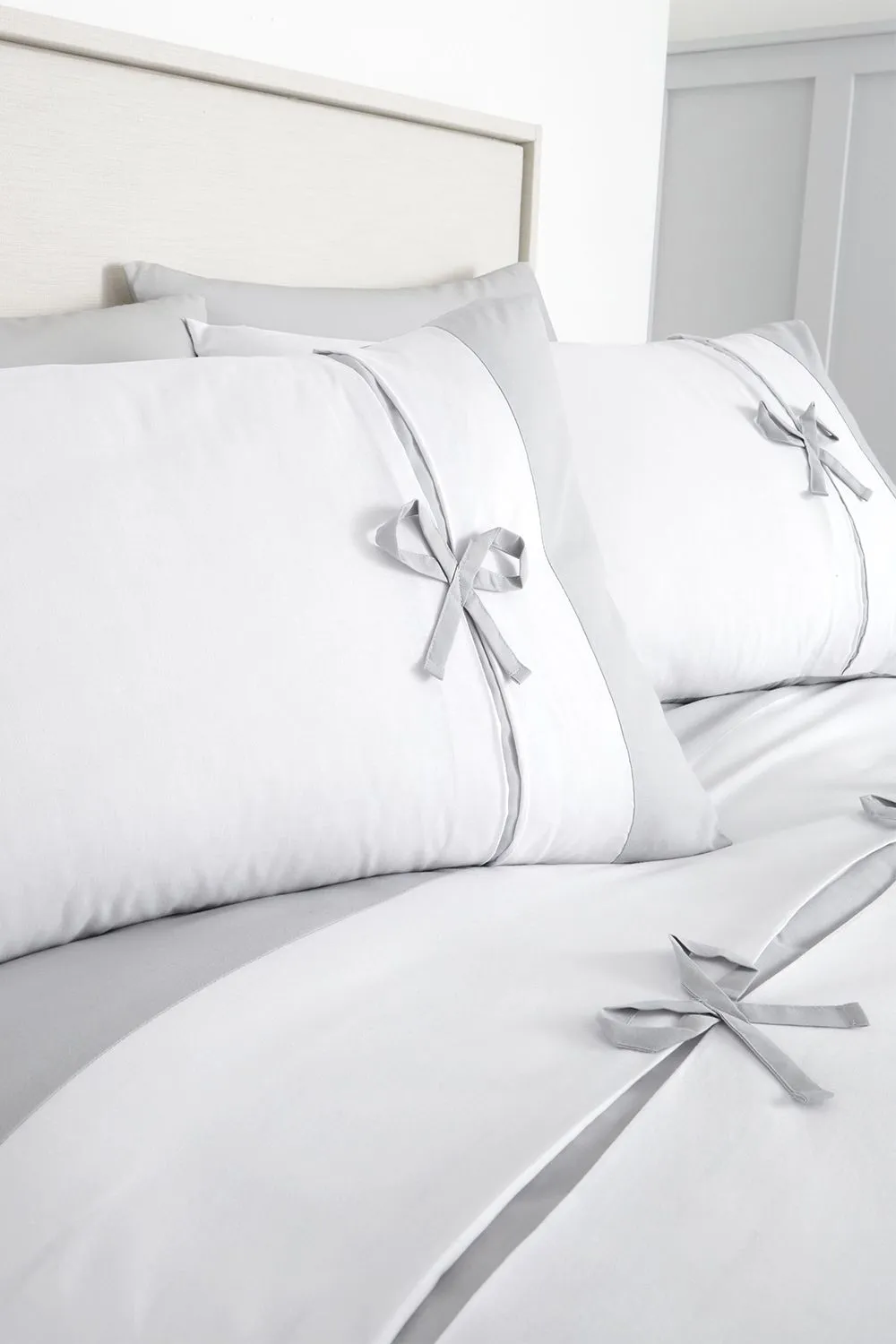Catherine Lansfield Milo Bow Duvet Set in White 2