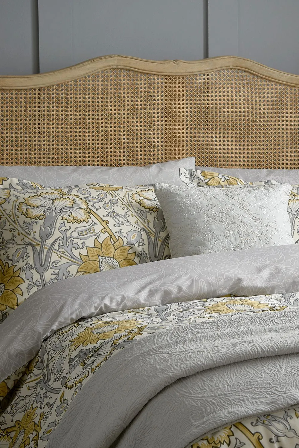 Morris & Co 'Pink & Rose' Cotton Duvet Cover Set in Grey 2