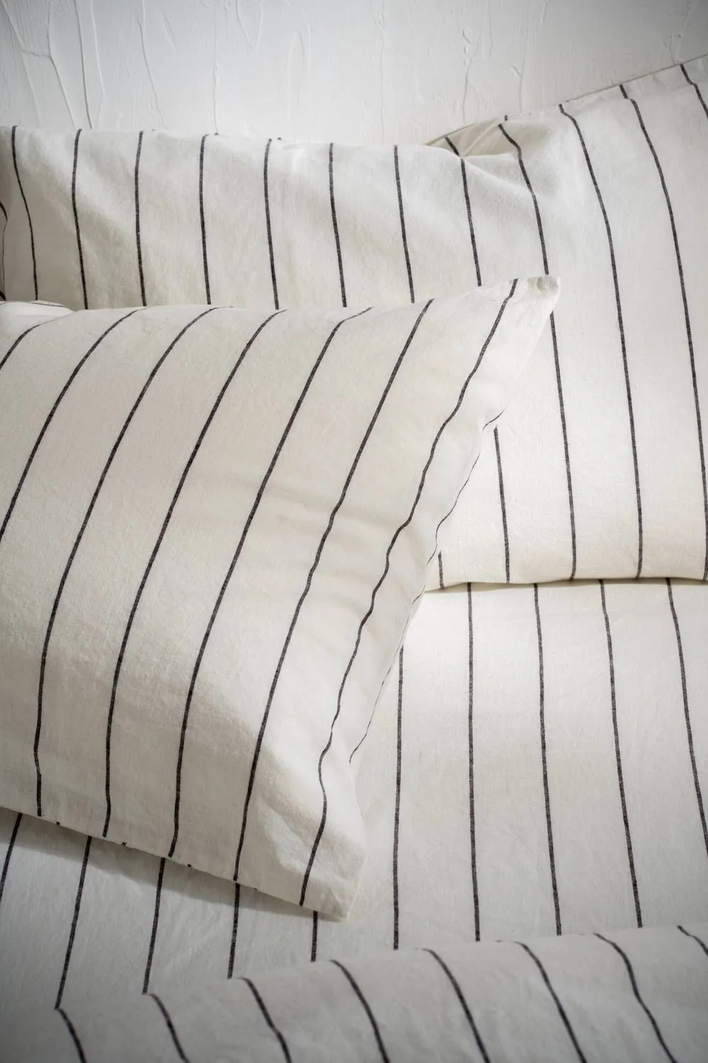 Soak&Sleep White/Blackberry Pinstripe Linen/Cotton Housewife Pillowcase Pair in White