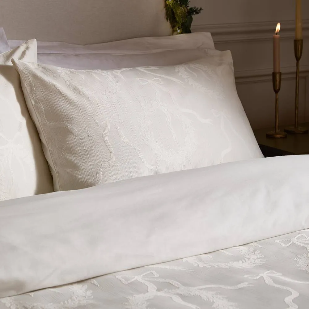 Paoletti Winter Wreath Jacquard Duvet Cover Set in White 2
