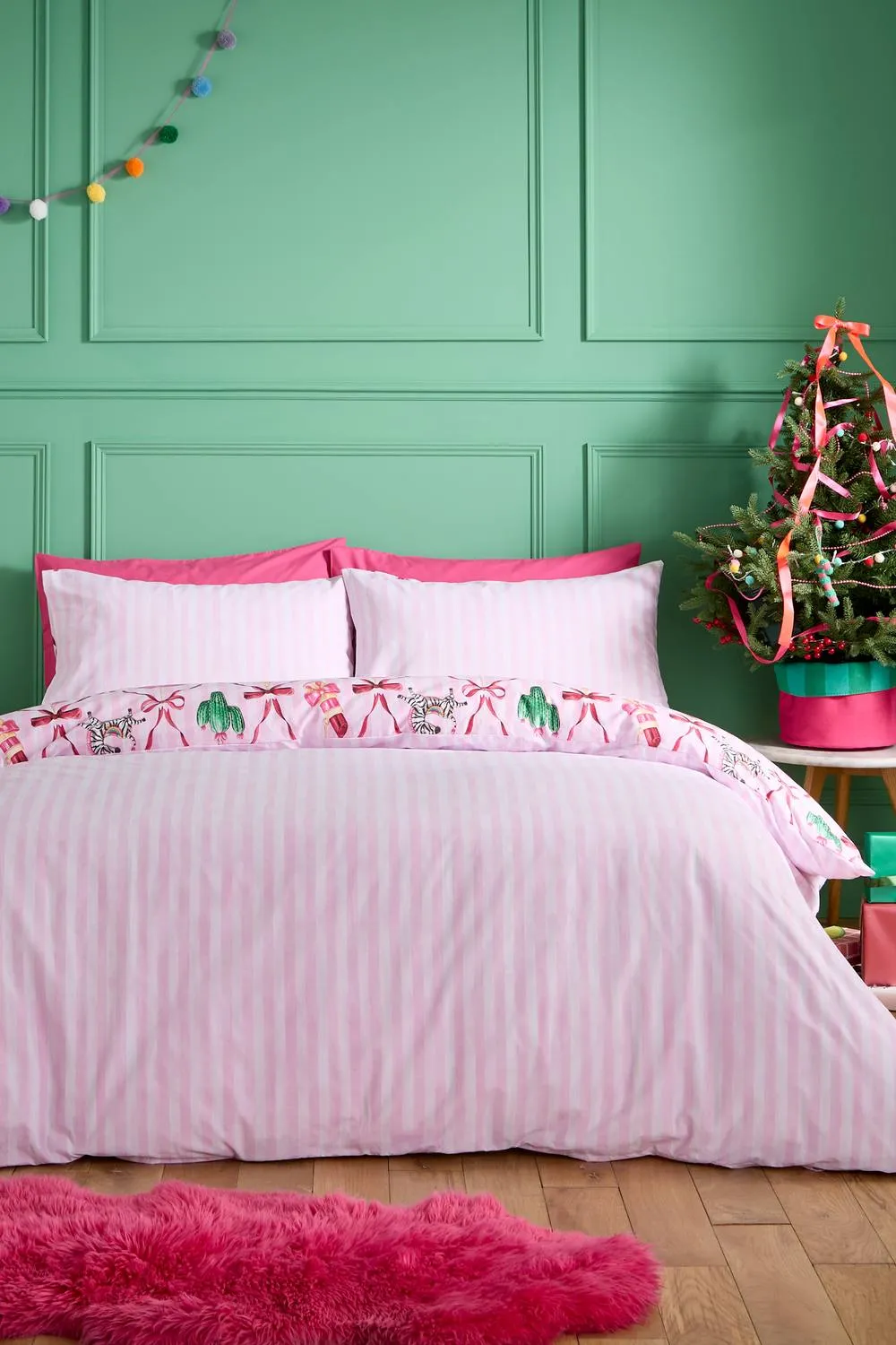 Catherine Lansfield Christmas Kitsch Reversible Duvet Cover Set in Pink 2