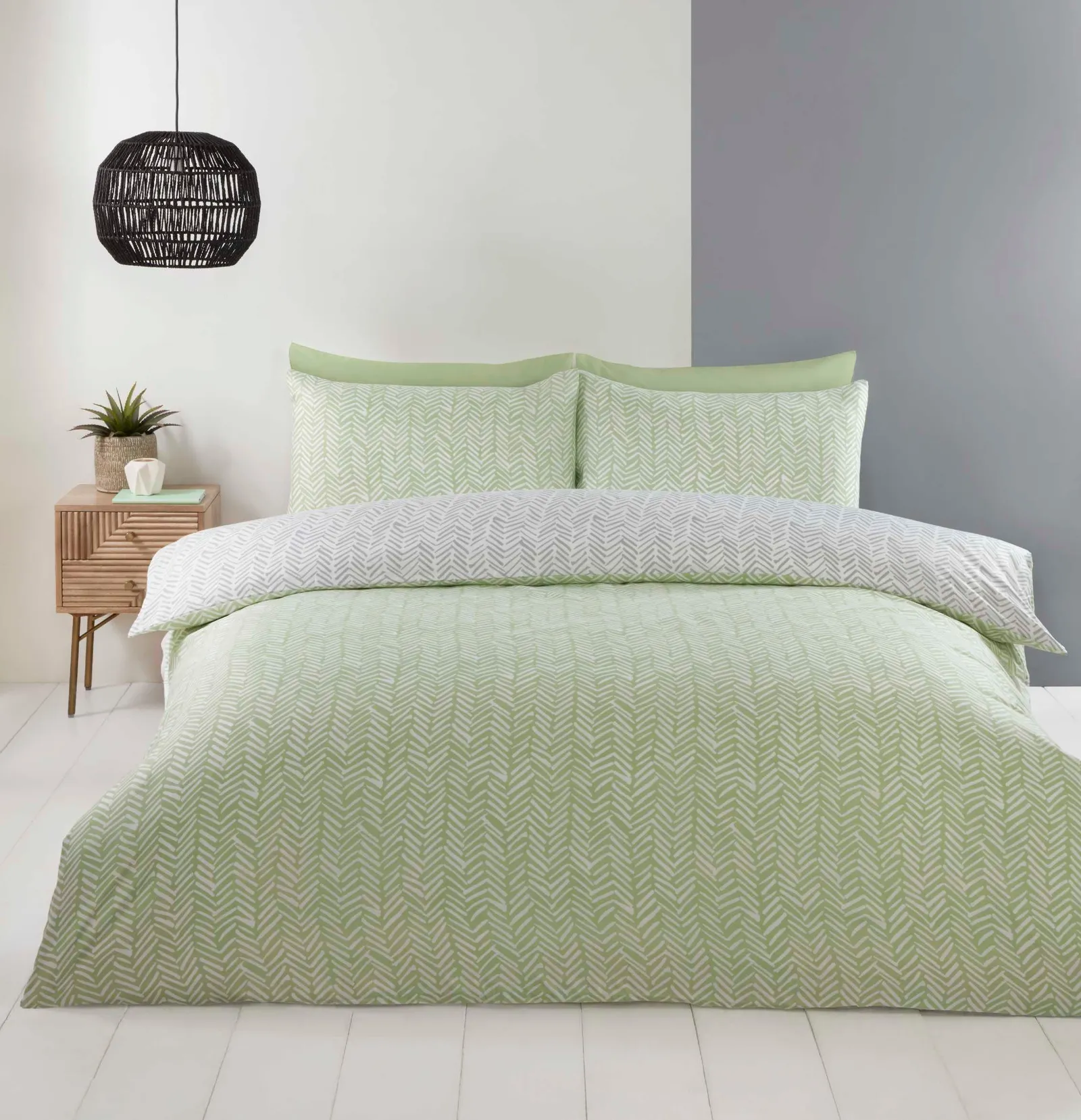 Rapport Home Helston Reversible Duvet Cover Set with Pillowcase Bedding in Green 1