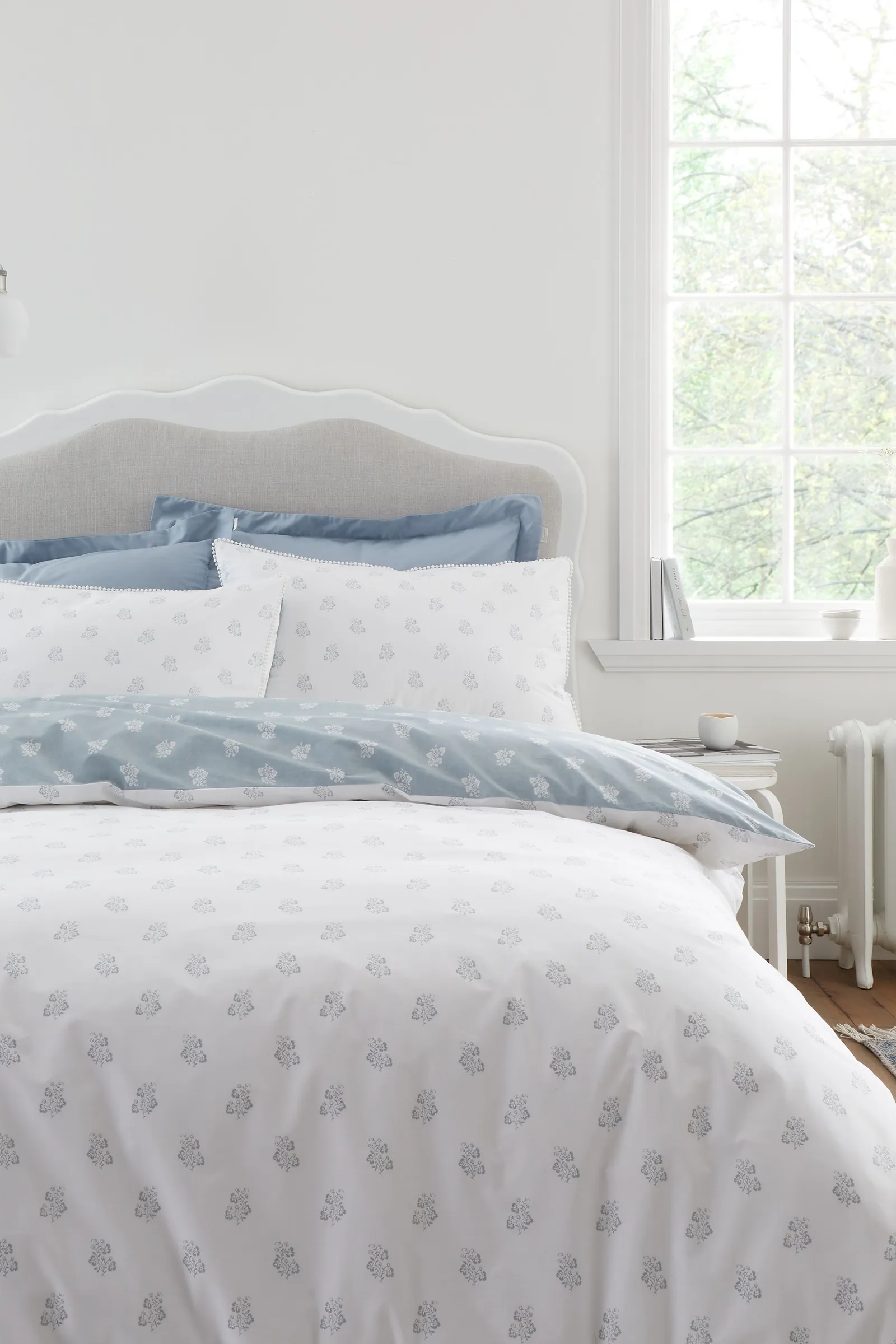 Bianca Esme Floral 200 Thread Count Cotton Reversible Duvet Cover Set in Blue