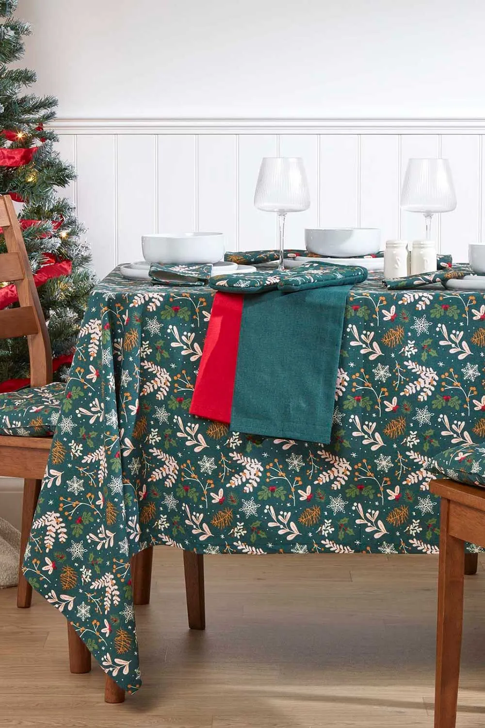 Homescapes 4 Pack Seat Pads Luxury Cotton Christmas Forest Indoor Outdoor Cushion in Green 2