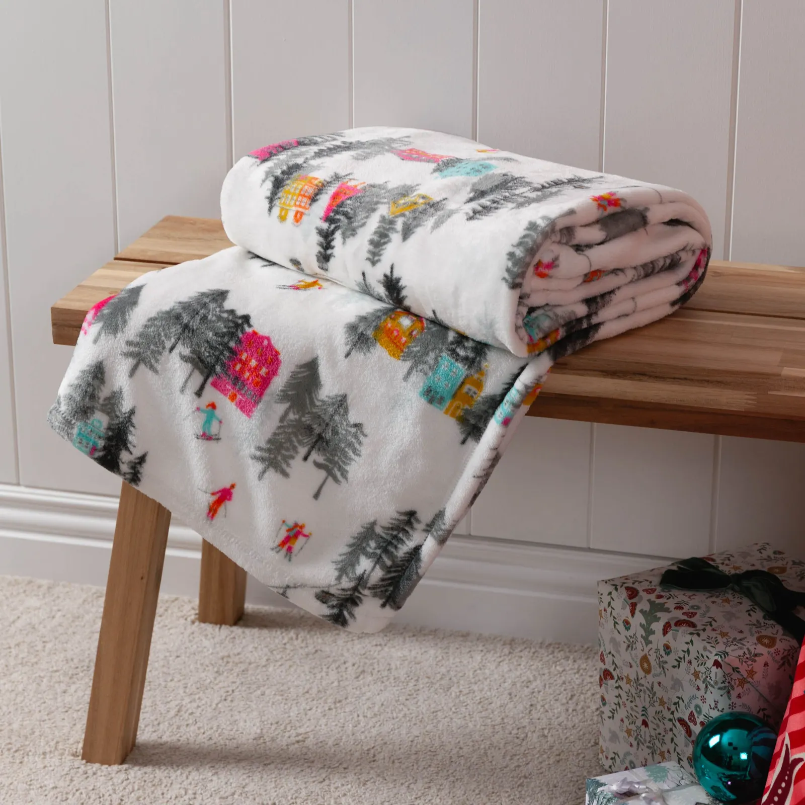 Furn Aspen Fleece Throw in White