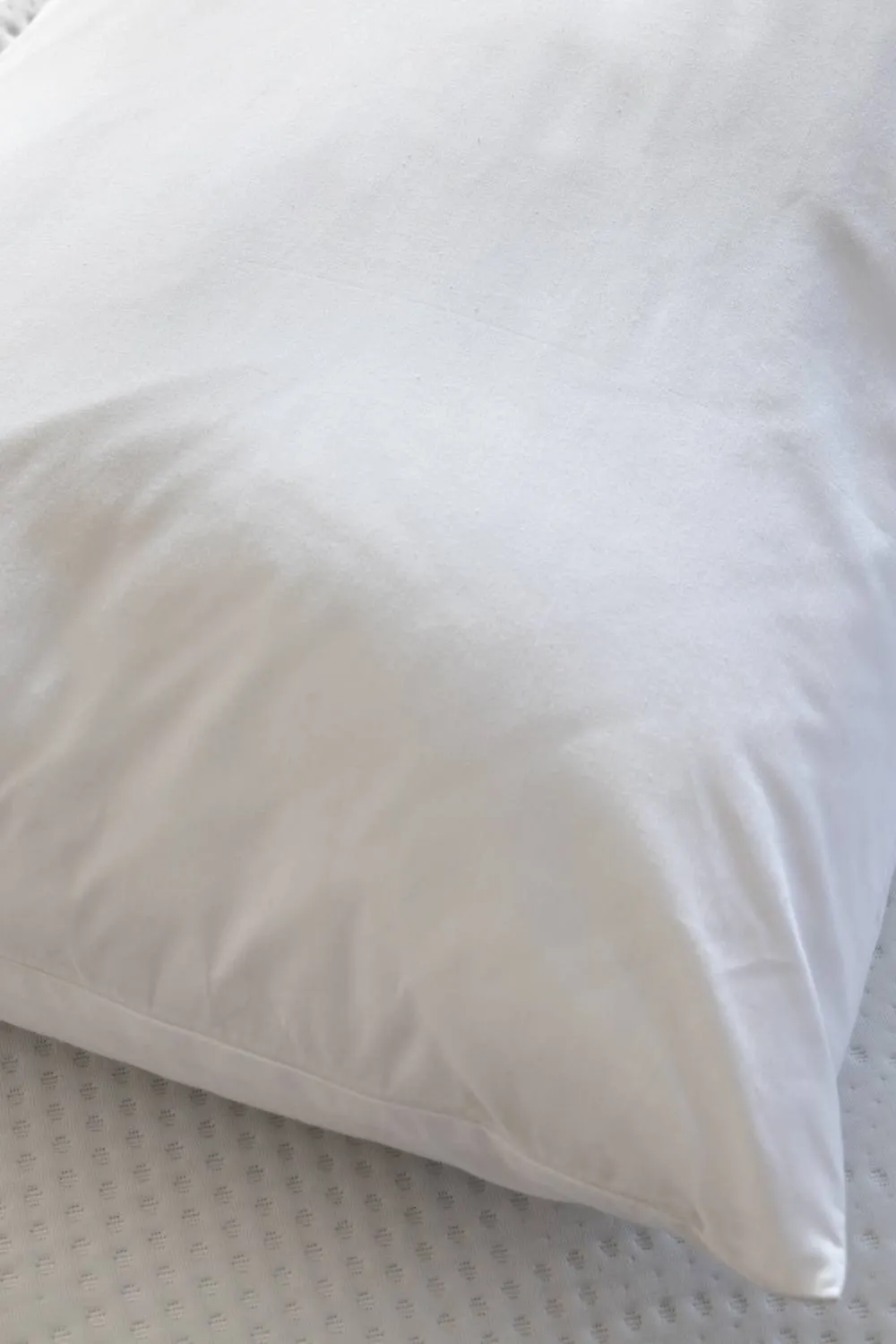 Soak&Sleep Soft as Down Body Pillow & Pillowcase Soft/Medium in White 3