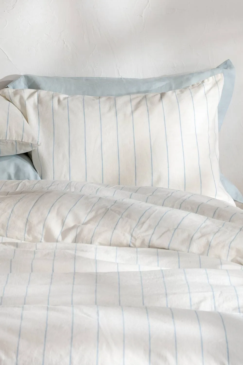 Soak&Sleep White/Blue Pinstripe Linen/Cotton Housewife Pillowcase Pair in White 2