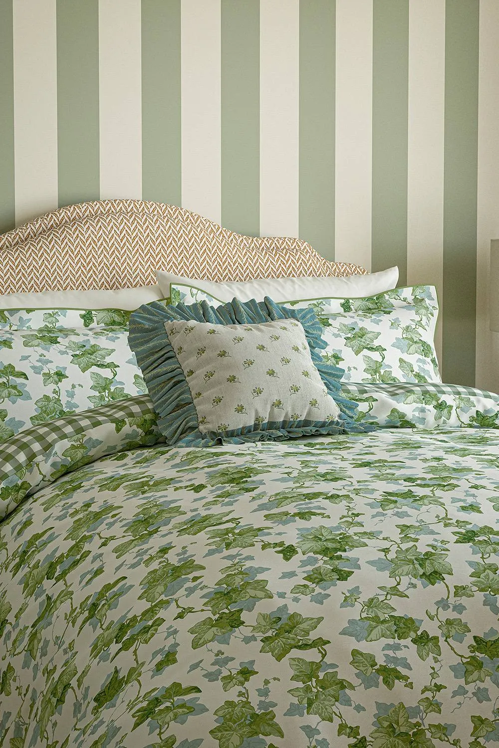Sanderson 'Hedra' Cotton Duvet Cover Set in Green 2