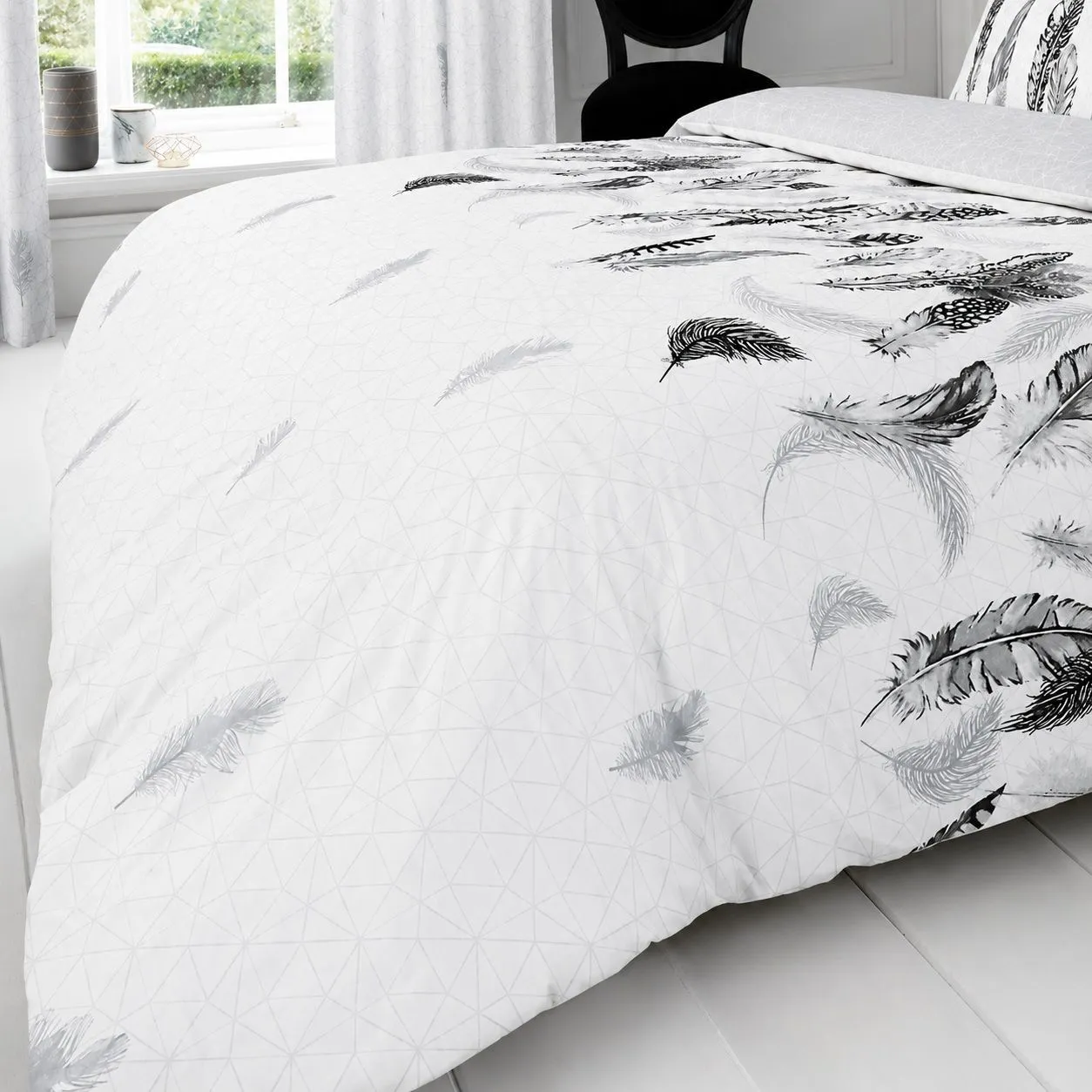 Smart Living Printed Polycotton Feathers Duvet Cover With Pillowcases in White 5