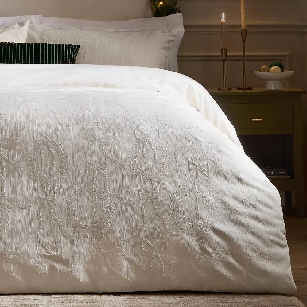 Paoletti Winter Wreath Jacquard Duvet Cover Set in White 4
