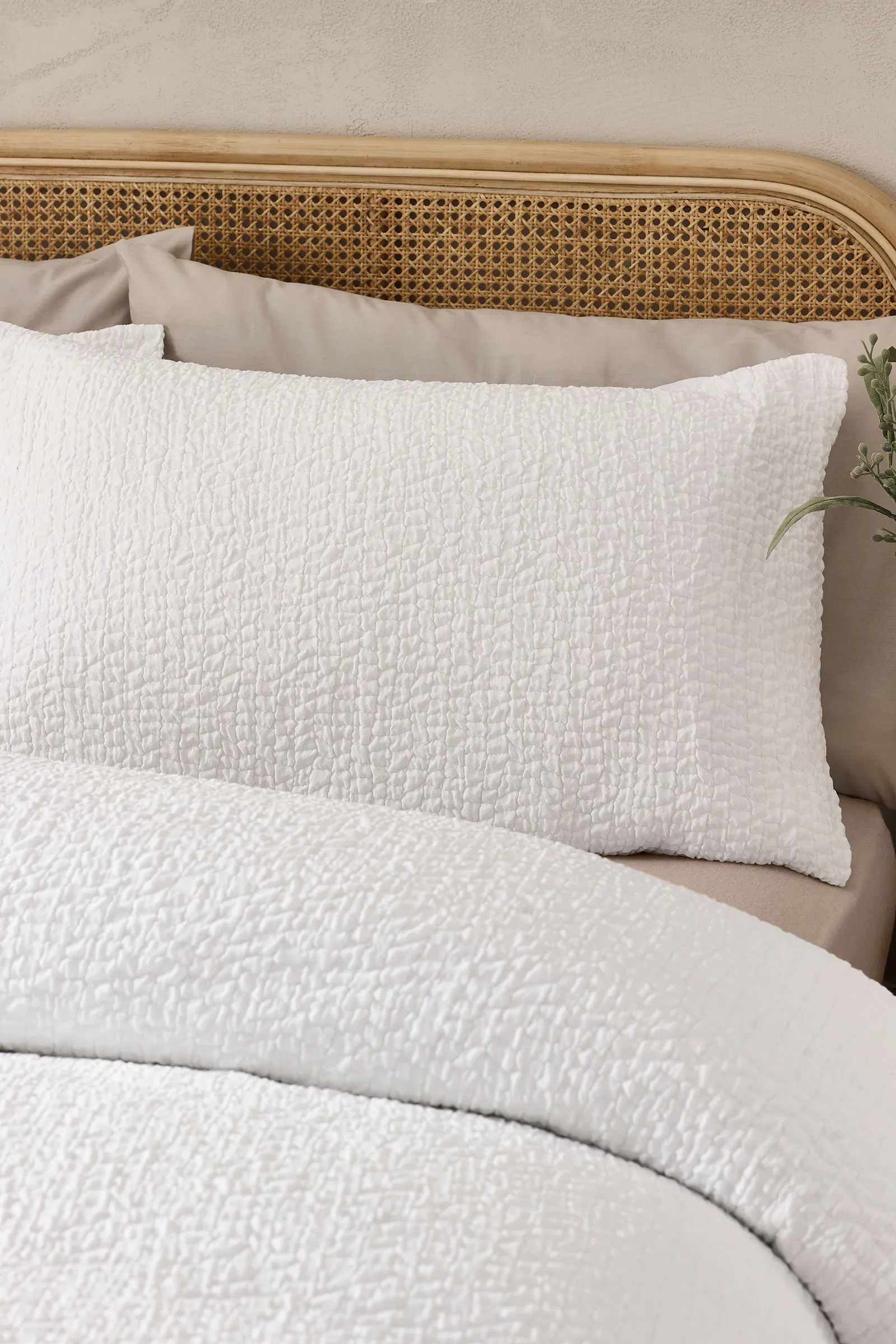 Catherine Lansfield Crinkle Seersucker Duvet Cover Set in White 2