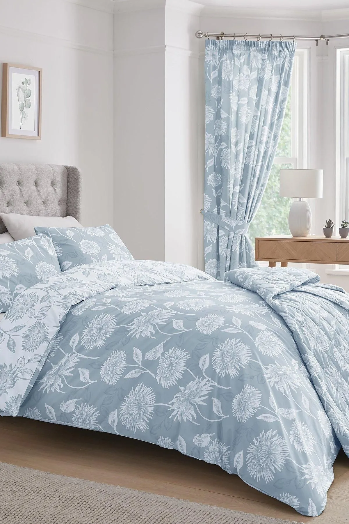 Dreams & Drapes 'Chrysanthemum' Reversible Bedspread in Blue 2