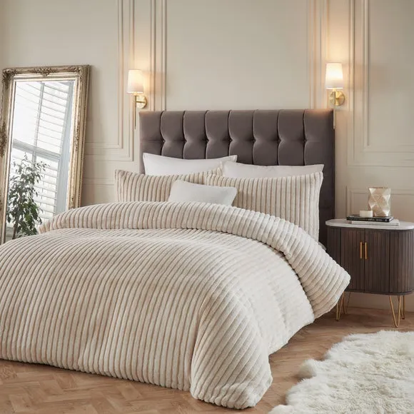 Paoletti Alpine Faux Fur Duvet Cover and Pillowcase Set 1