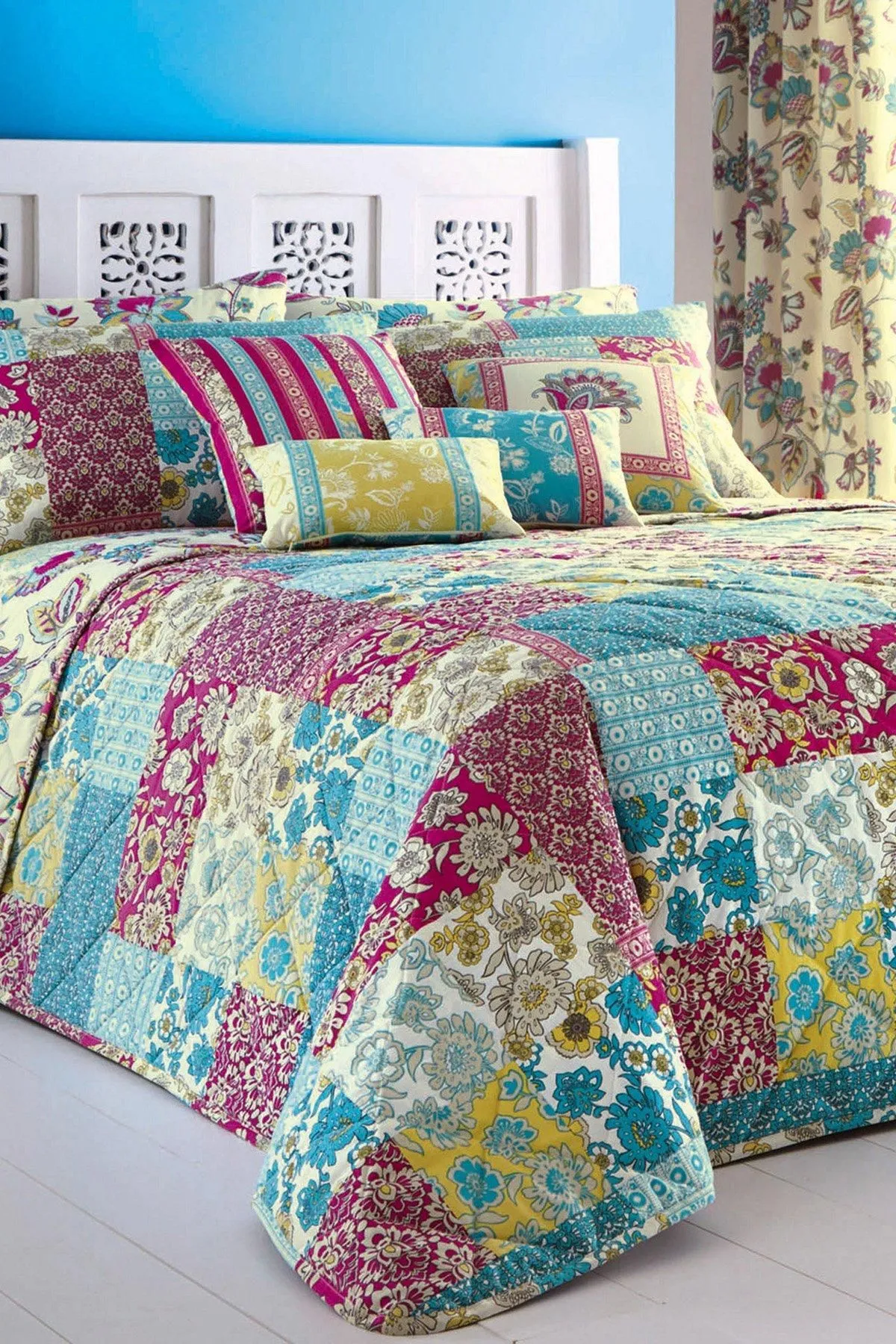 Dreams & Drapes 'Marinelli' Hand Drawn Floral Print Quilted Bedspread in Teal 2