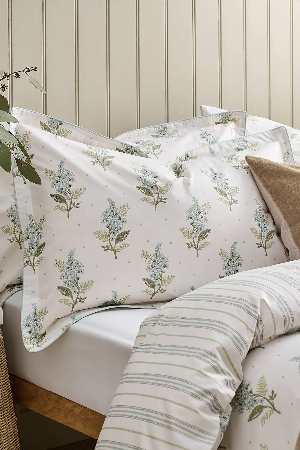 CHRISTY 'Blossom' Floral Striped Reversible Cotton Percale Duvet Cover Set in White 5