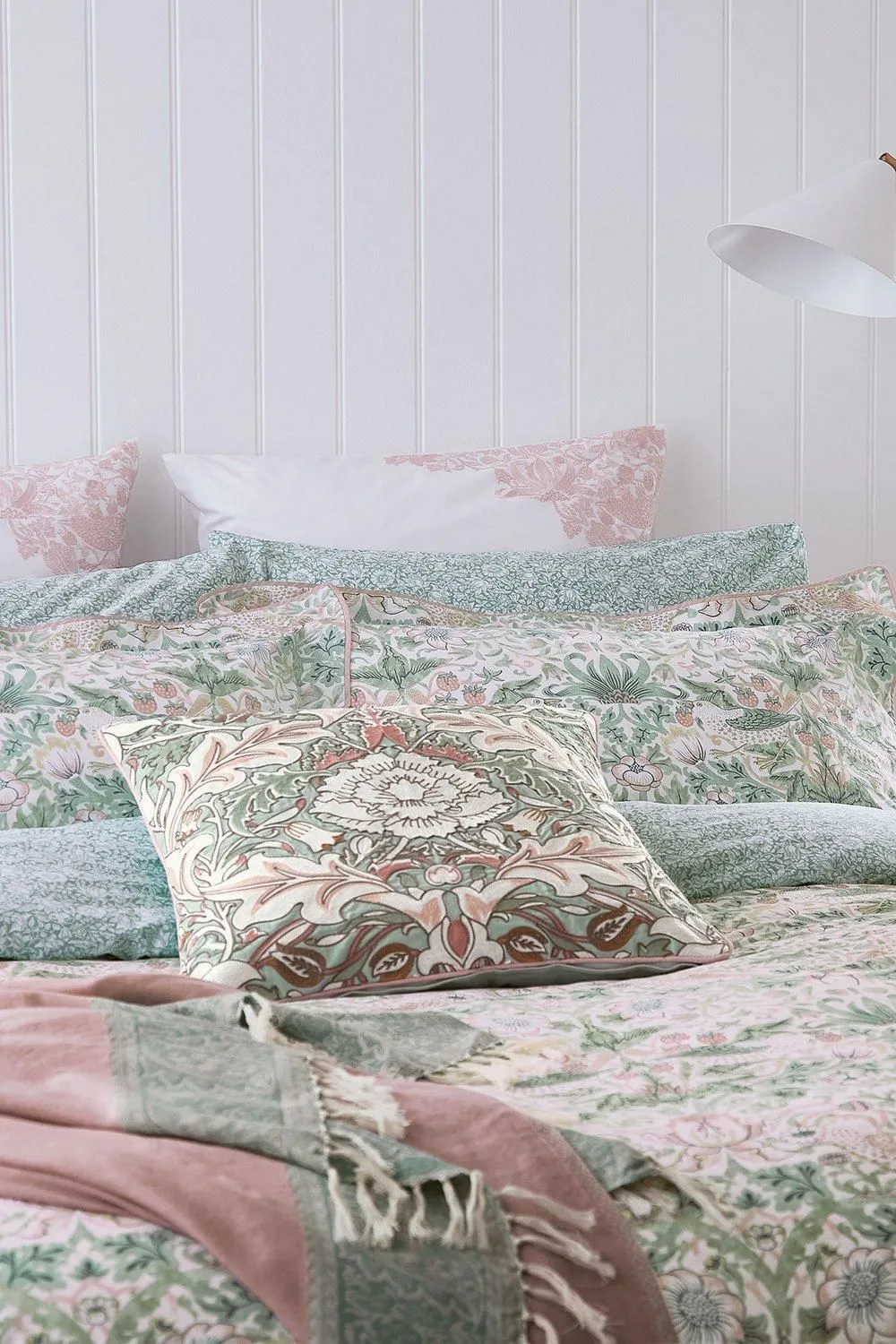 Morris & Co 'Strawberry Thief' Duvet Cover in Light Pink 2