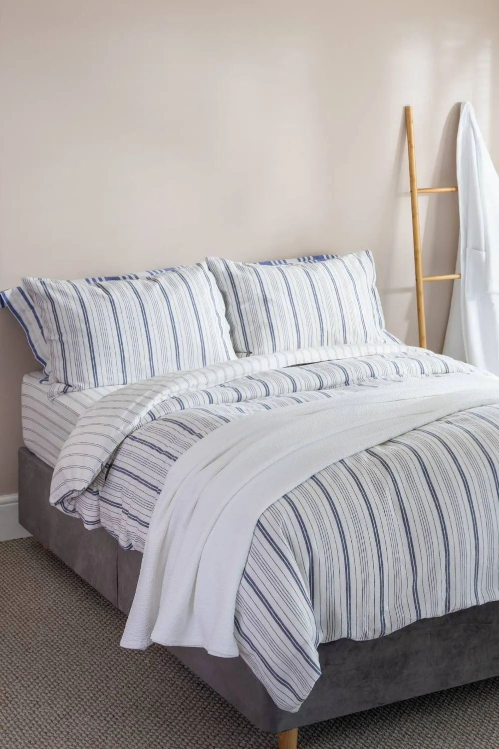 Soak&Sleep White Textured Matelasse Cotton Bedspread 2