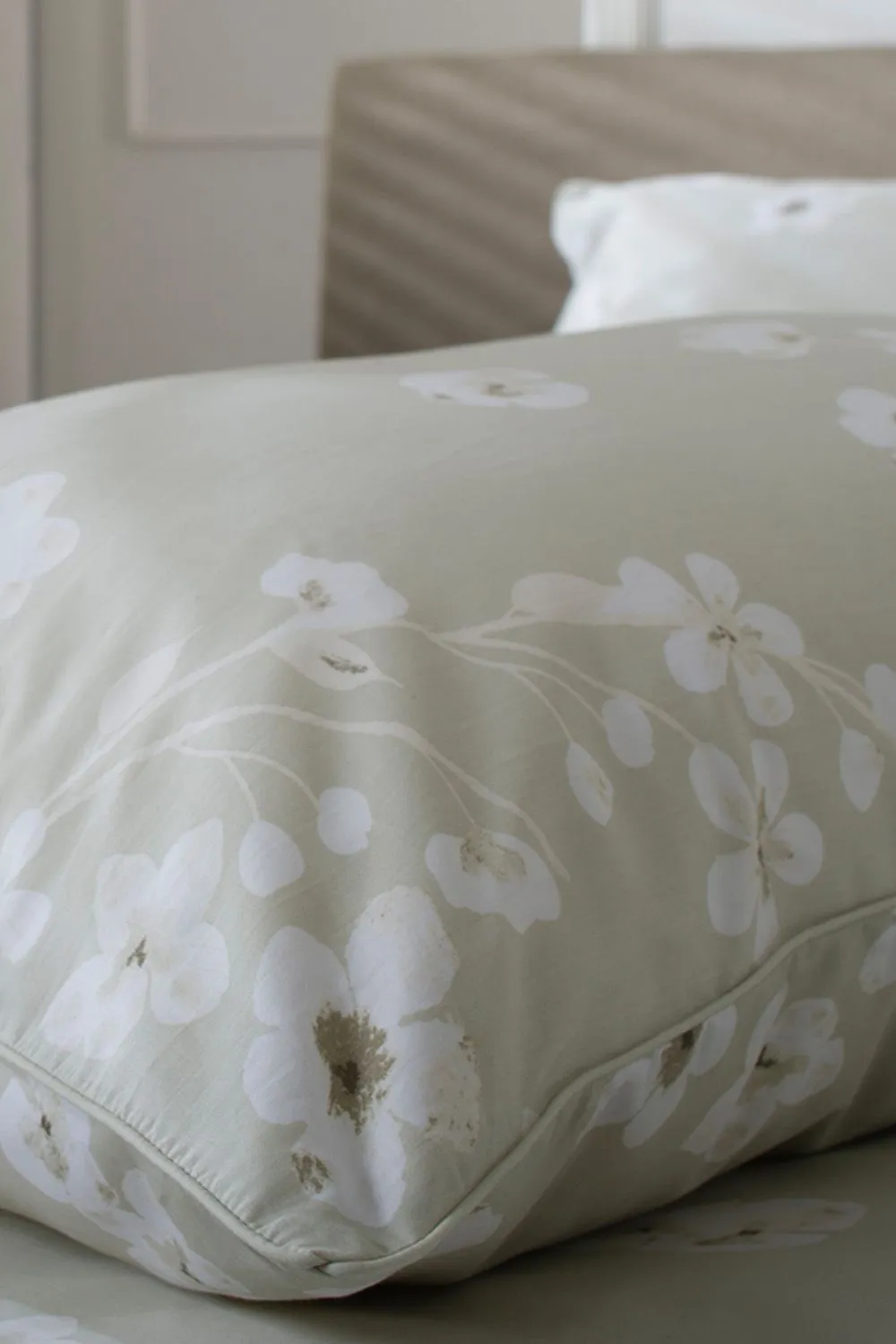 The Lyndon Company Petite Fleure Printed 100% Cotton Duvet Cover Set with Piped Edges in Natural 4