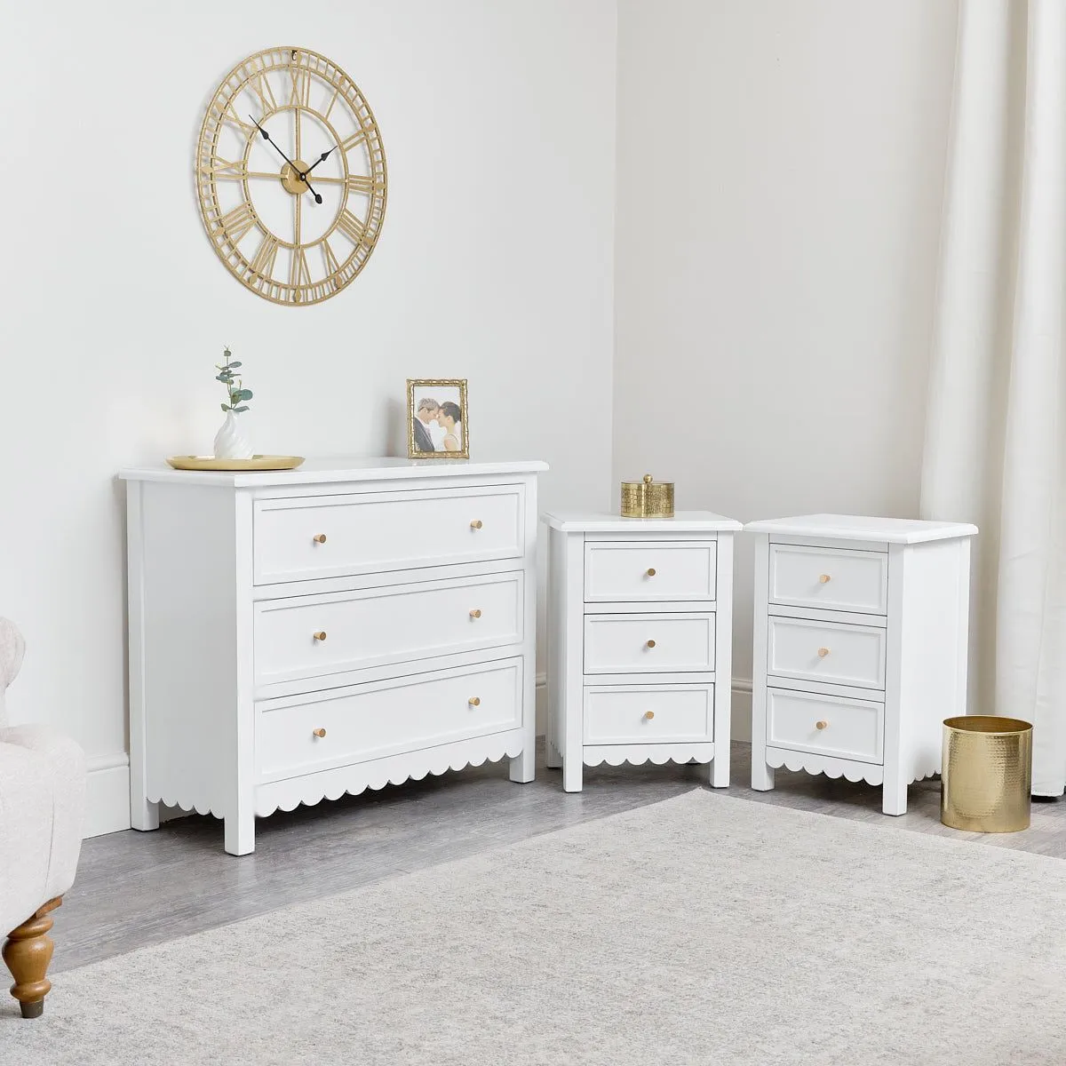 Melody Maison Large Scalloped 3 Drawer Chest Of Drawers & Pair Of Bedside Tables - Staunton White Range in Taupe