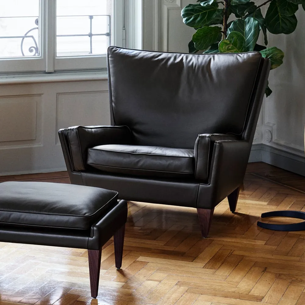 Gubi V11 Lounge Chair in Smooth Leather Coffee and American Walnut 4