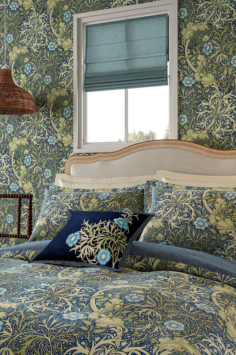 Morris & Co 'Seaweed' Cotton Duvet Cover Set in Dark Blue 2