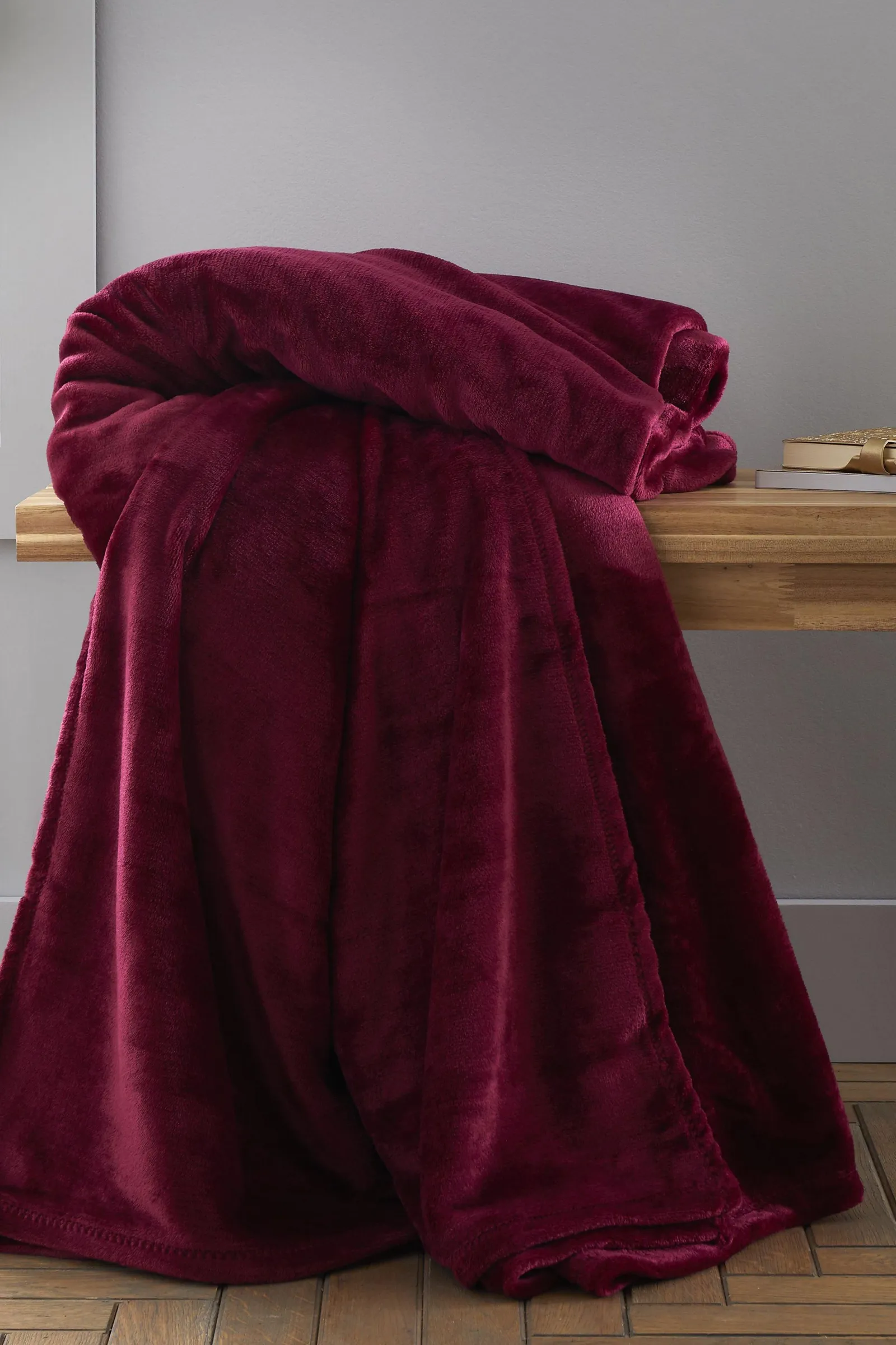 Catherine Lansfield 'Raschel Velvet Touch' Blanket Throw in Red