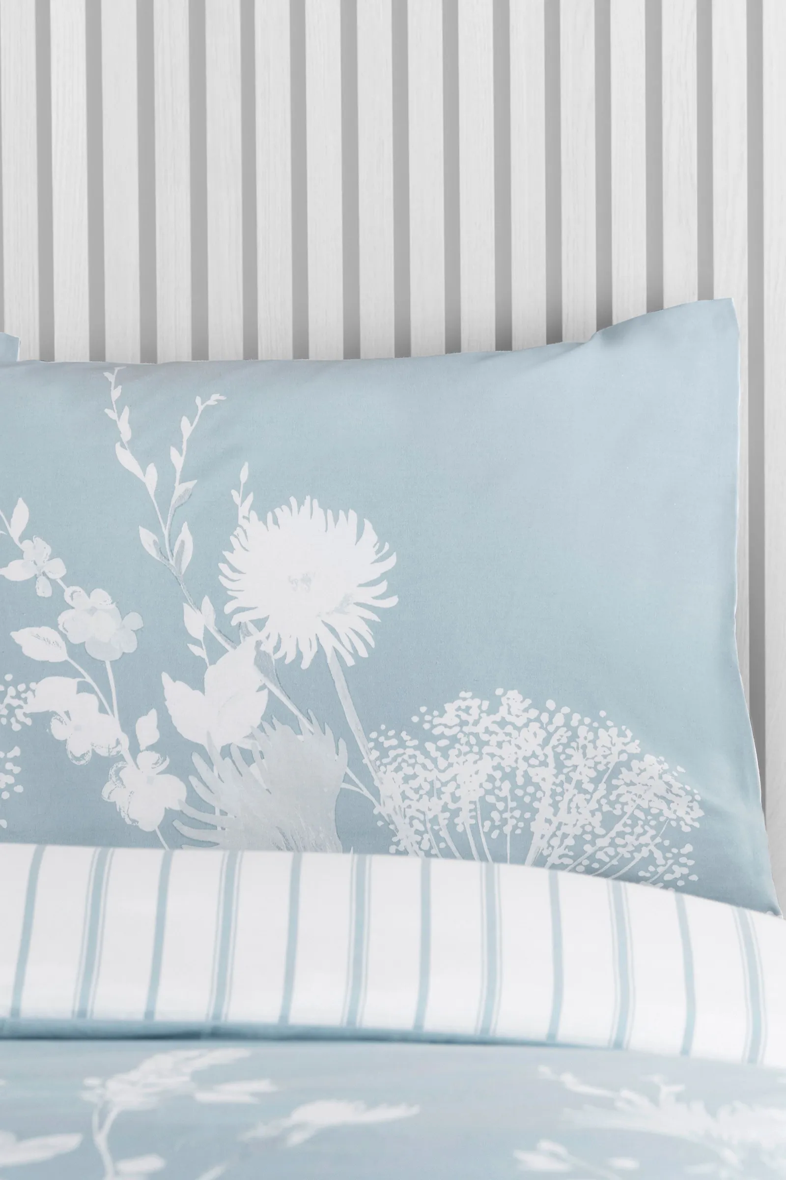 Catherine Lansfield Meadowsweet Floral Duvet Set in Blue 3