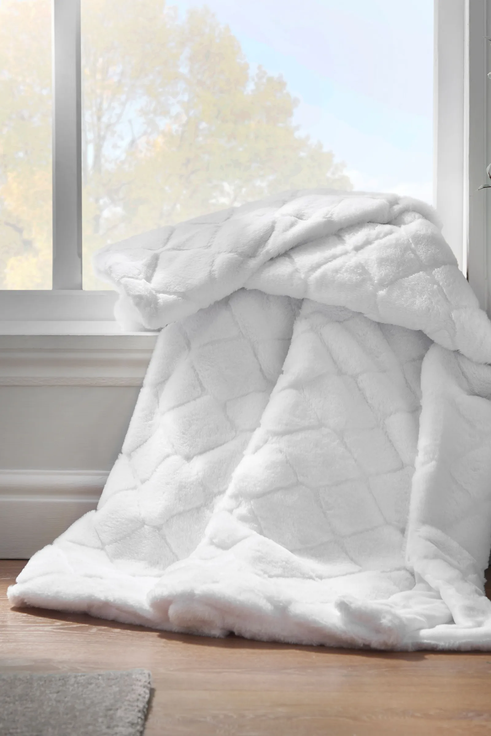 Catherine Lansfield 'Cosy Diamond' Blanket Throw in White