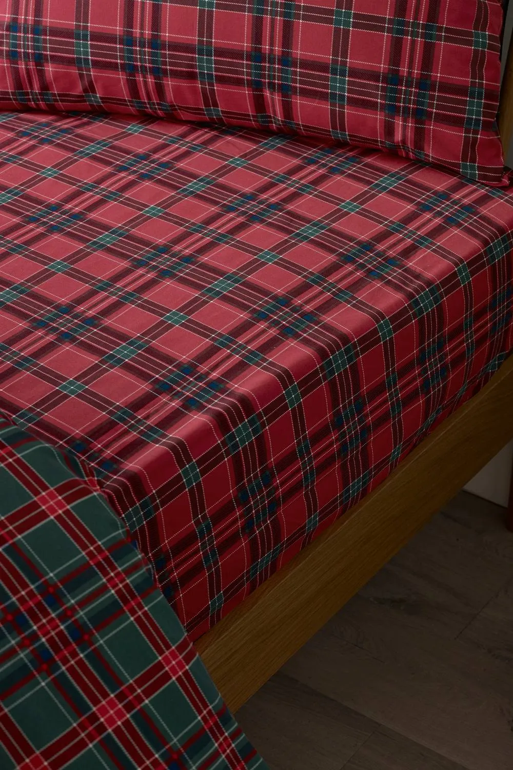 Catherine Lansfield Tartan Check Fitted Sheet in Red