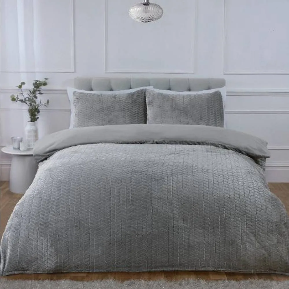 Rapport Home Chevron Faux Teddy Polyester Fleece Duvet Cover Set with Pillowcase in Silver 1