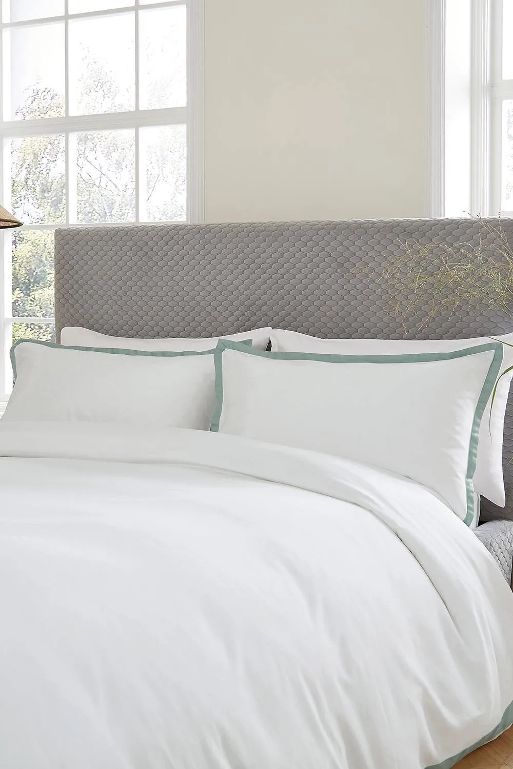 1951 'Olenna' Luxury 250 Thread Count Cotton Sateen Duvet Cover Set in Green 2