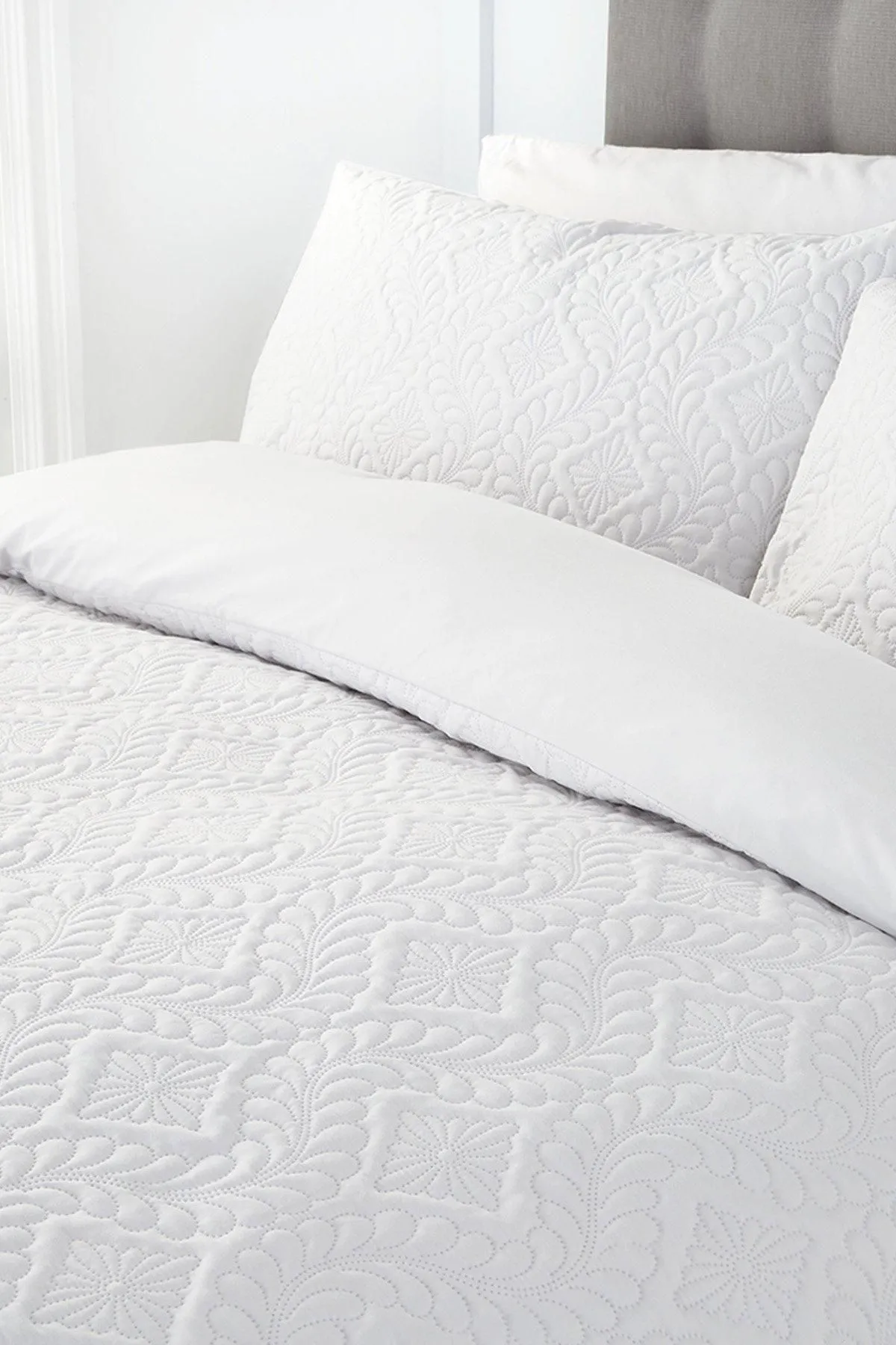 Serene 'Gianna' Microfibre Pinsonic 3D Damask Design Duvet Cover Set in White
