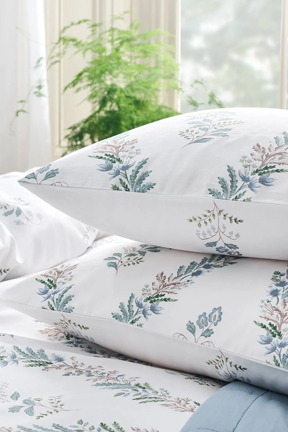 CHRISTY 'Eversham' Floral Reversible Cotton Sateen Standard Pillowcase Pair in Blue 2