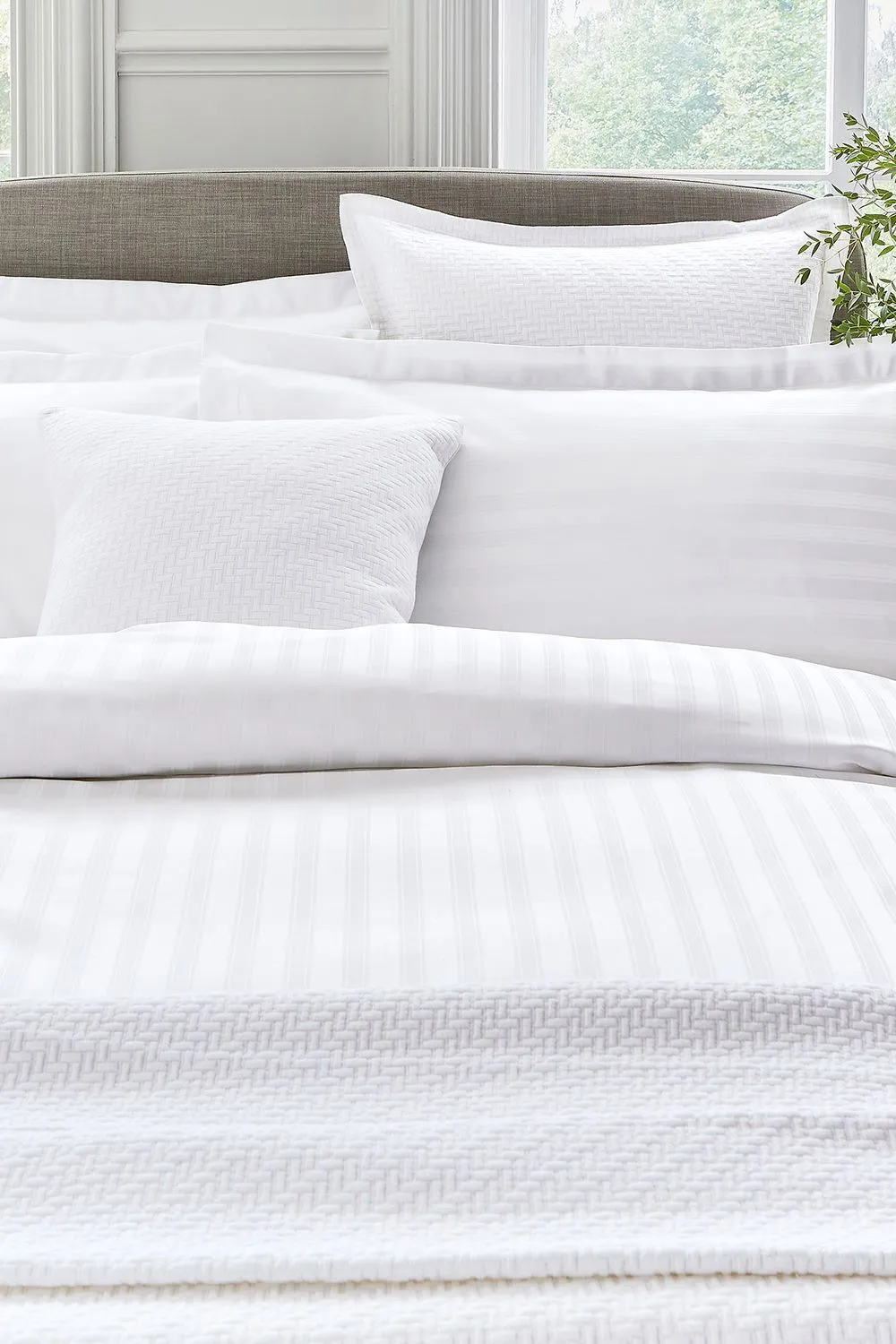 1951 'Adan' Cotton Sateen Duvet Cover in White 3