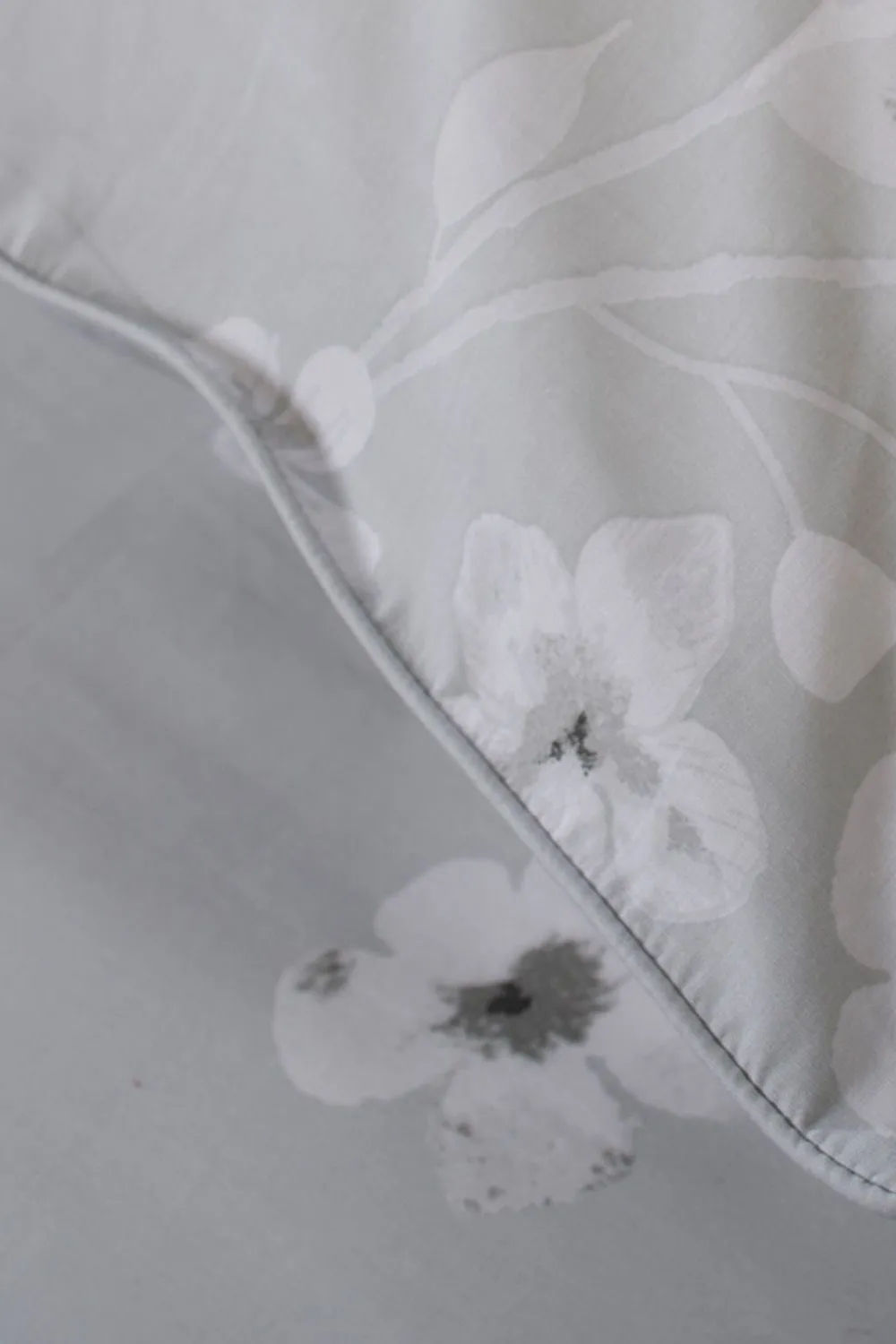 The Lyndon Company Petite Fleure Printed 100% Cotton Duvet Cover Set with Piped Edges in Grey 5
